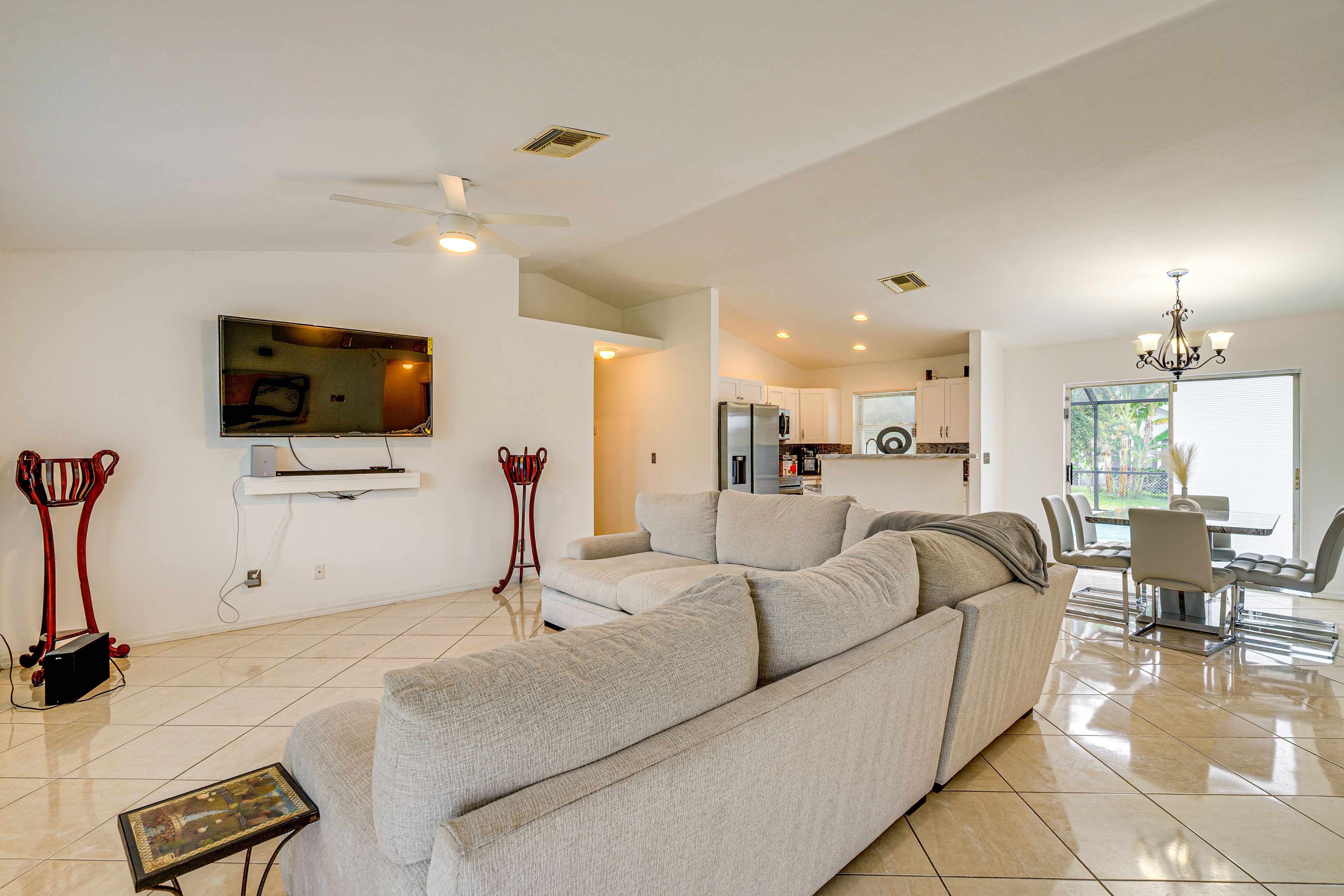 Living Room | Free WiFi | Smart TV