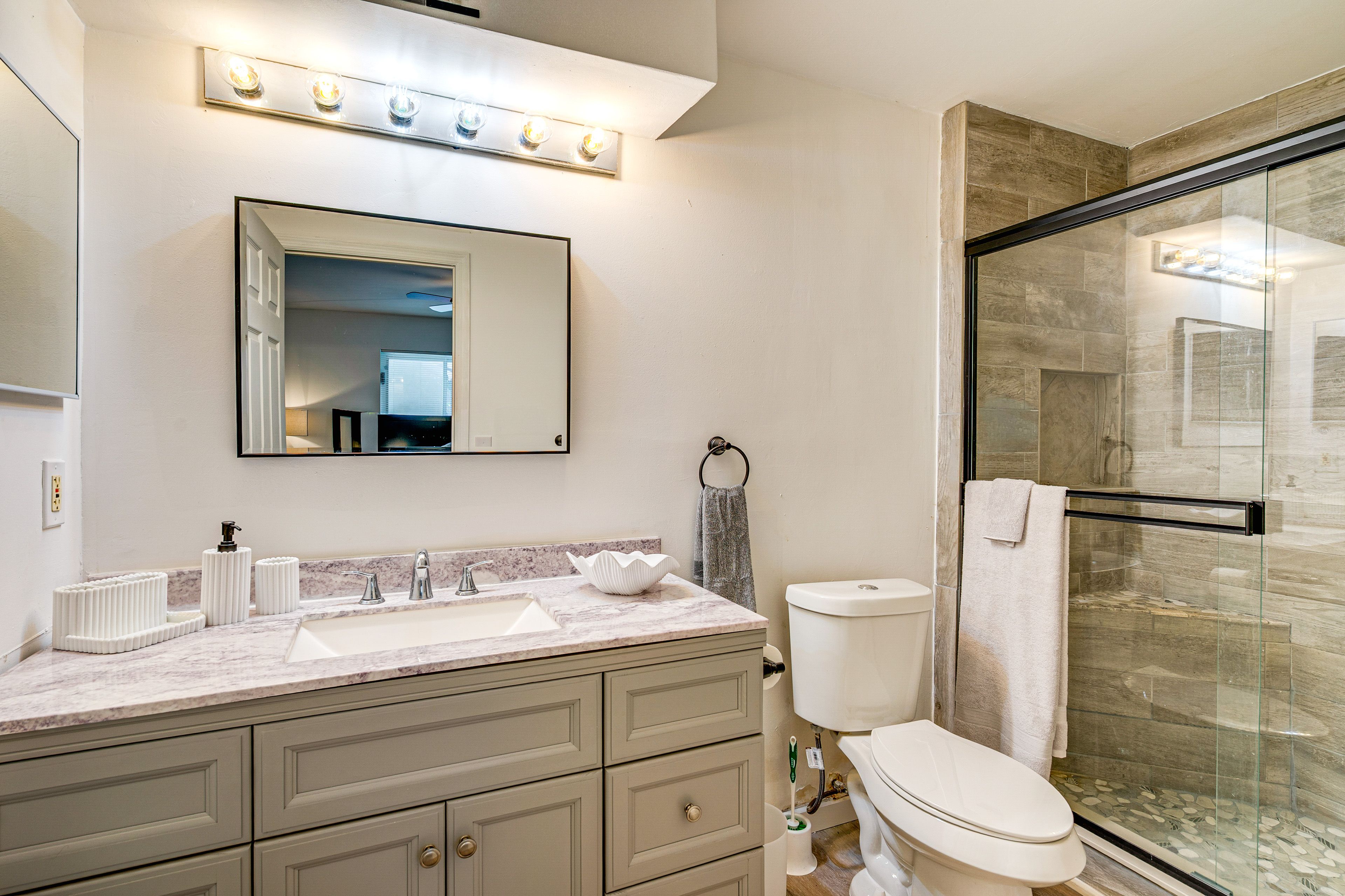 Full Bathroom | Towels Provided