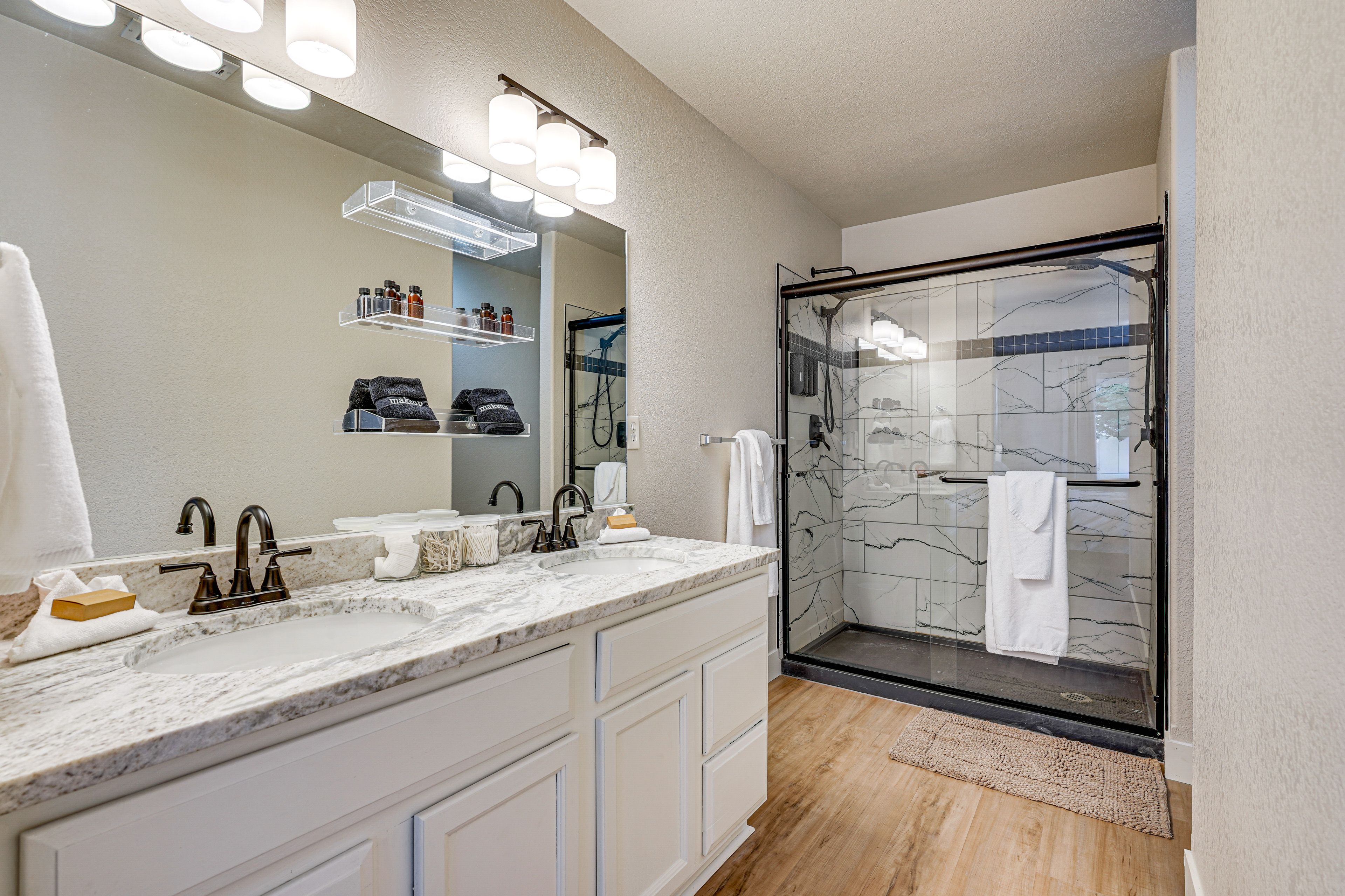 Full Bathroom | 1st Floor | Towels Provided