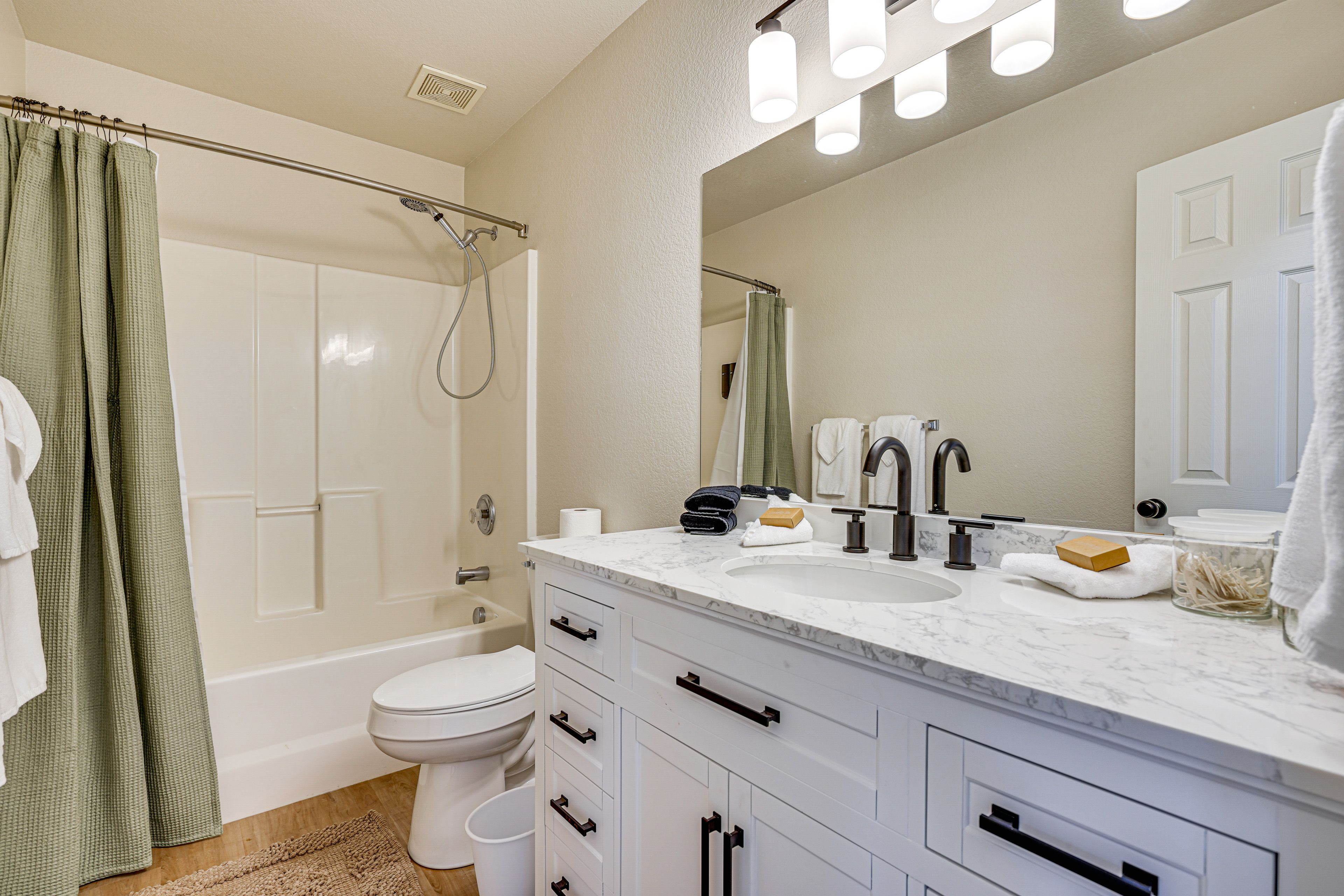 Full Bathroom | 2nd Floor | Complimentary Toiletries