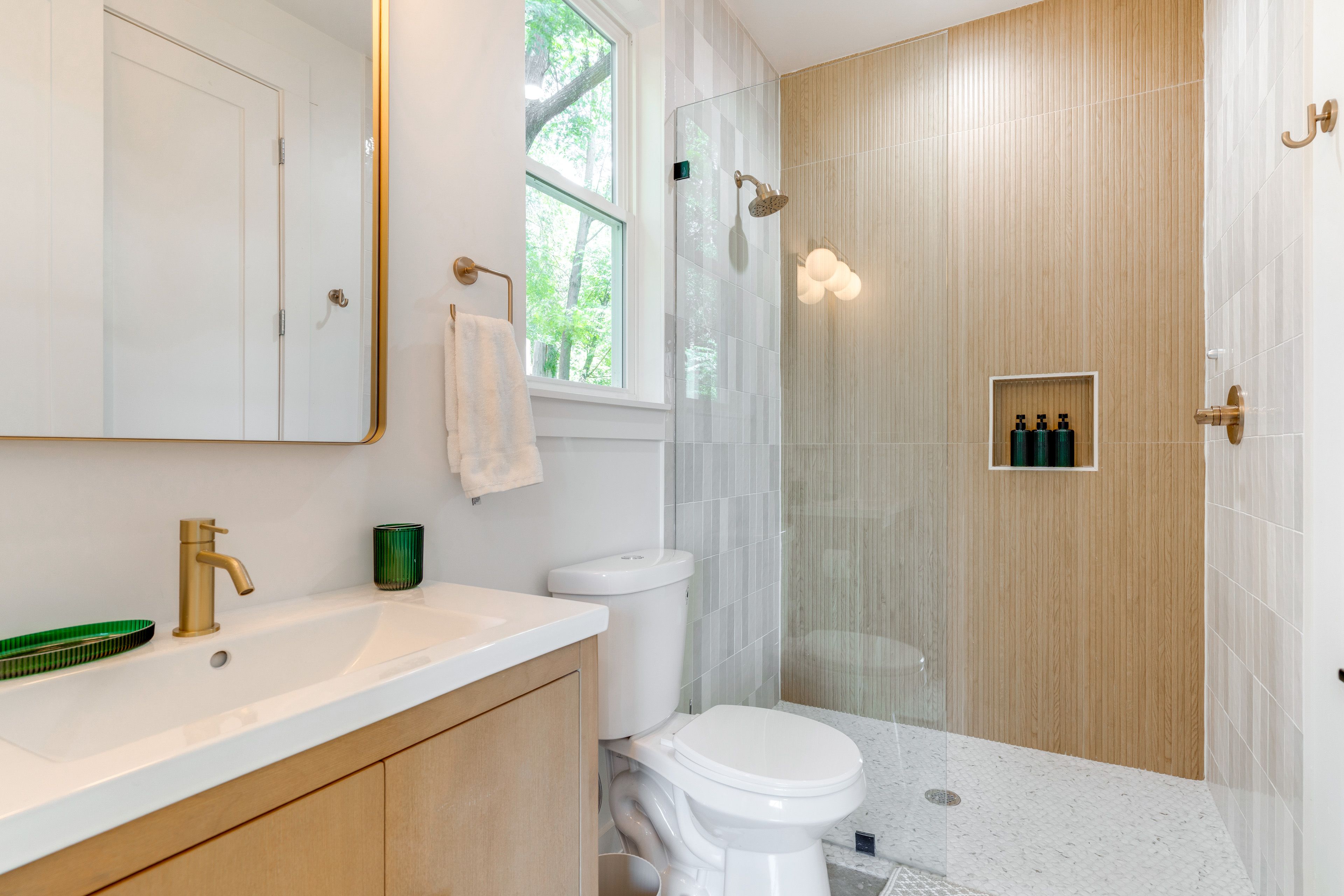 Full Bathroom | 1st Floor | Towels Provided