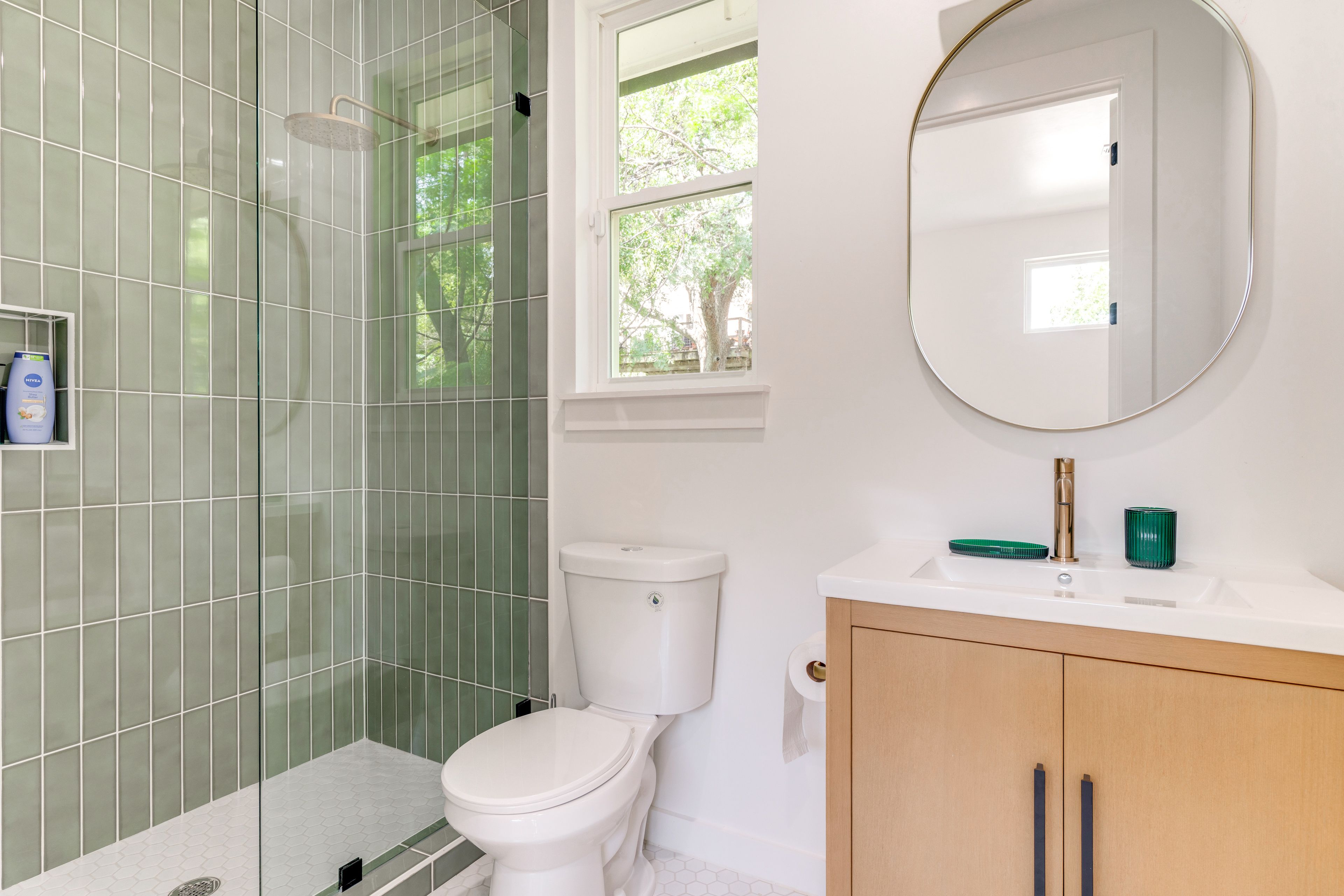 Full Bathroom | 2nd Floor | Complimentary Toiletries