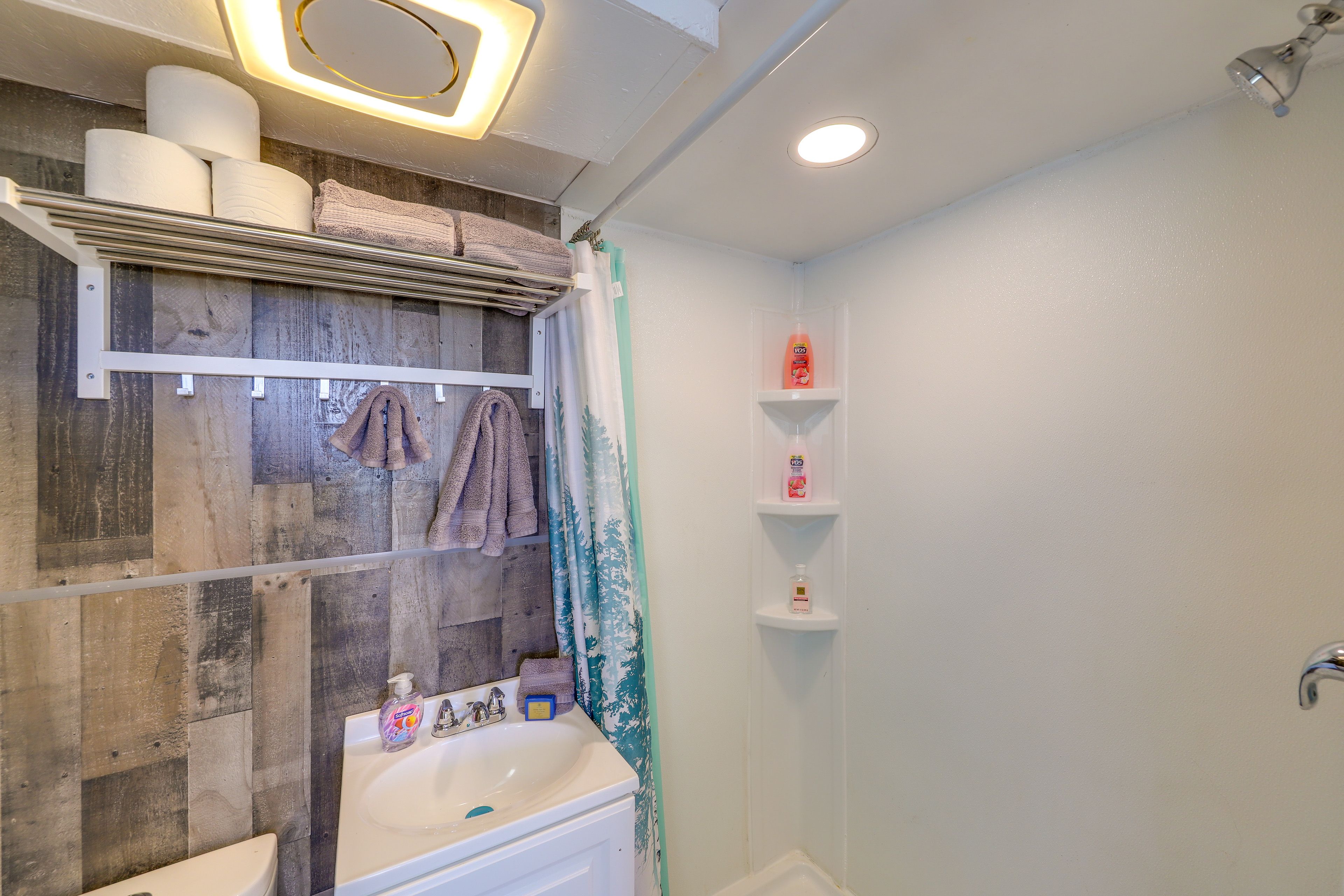 Full Bath | Towels | 1st Floor