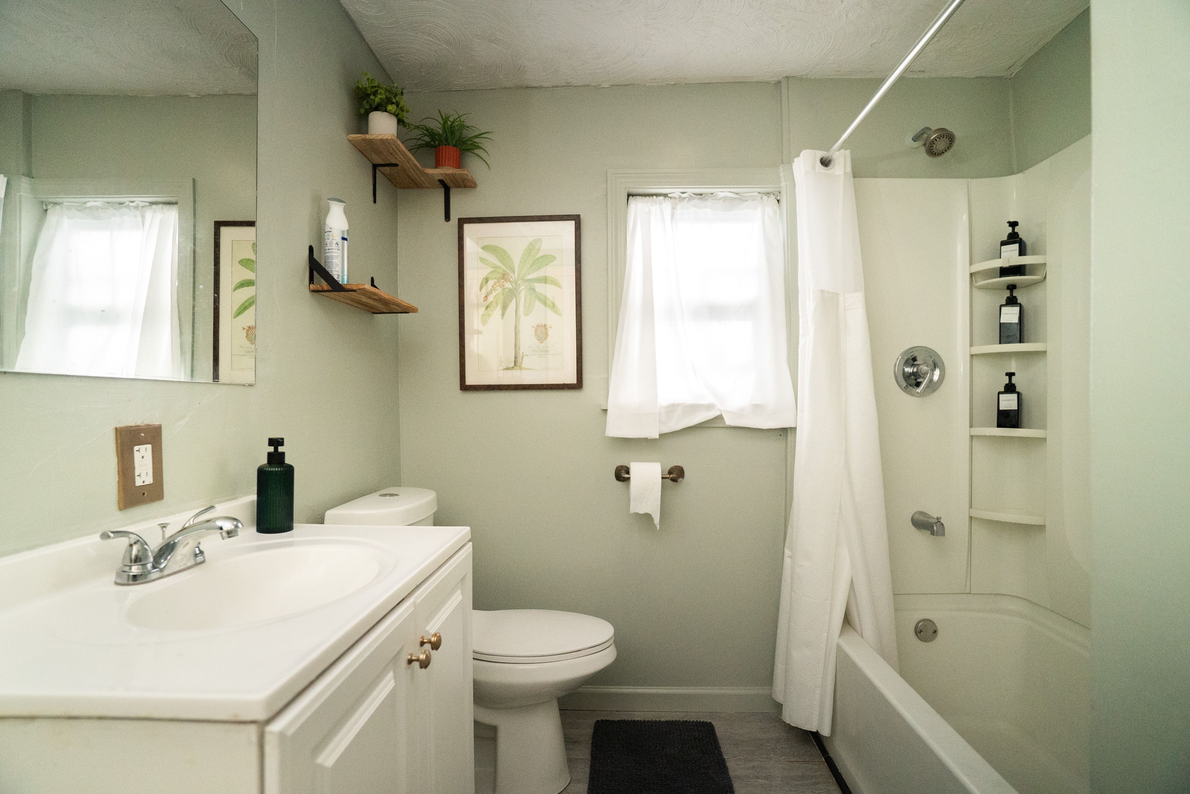 Full Bathroom | Towels Provided | 1st Floor