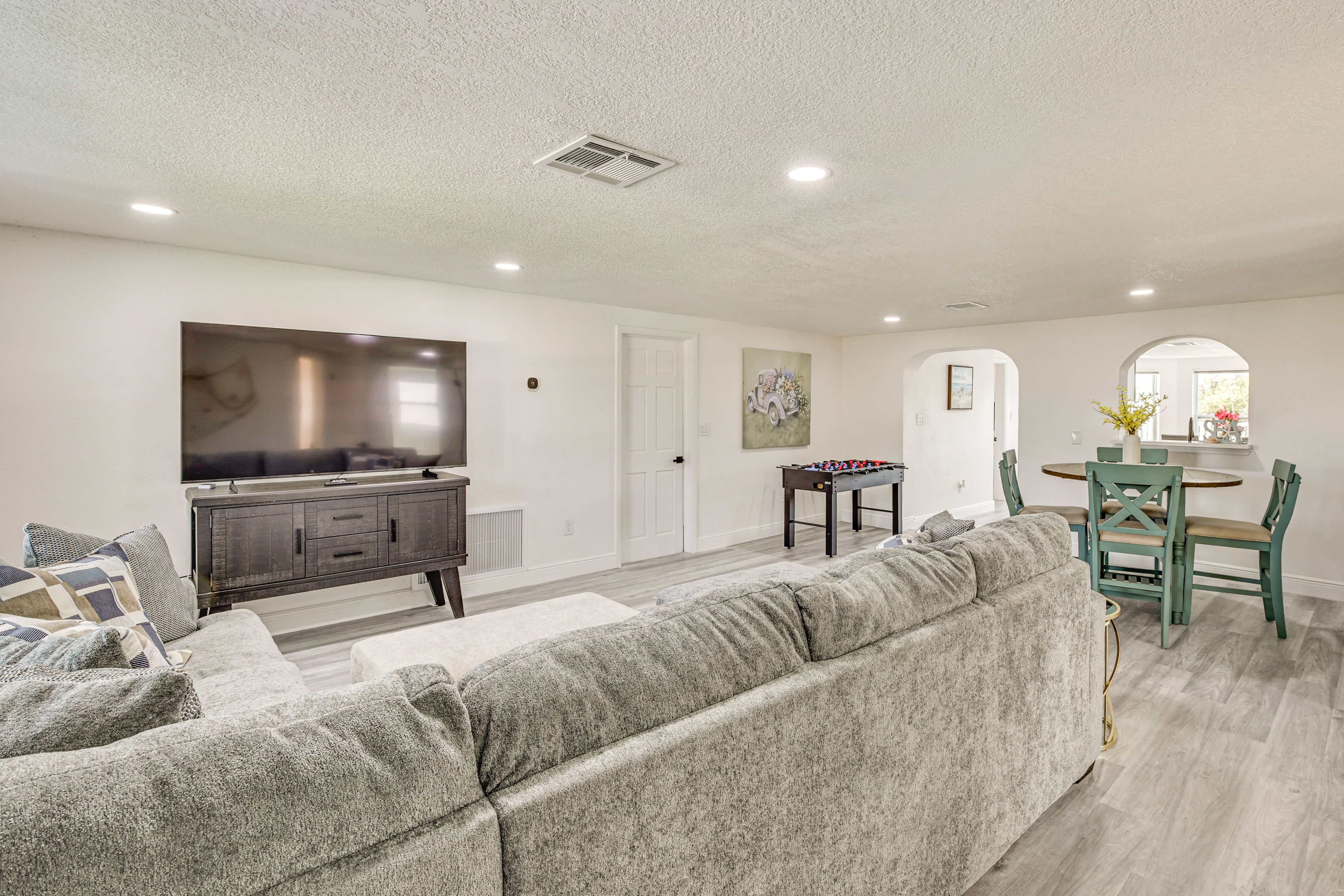 Living Room | Free WiFi | Central A/C & Heat | Smart TV | Foosball