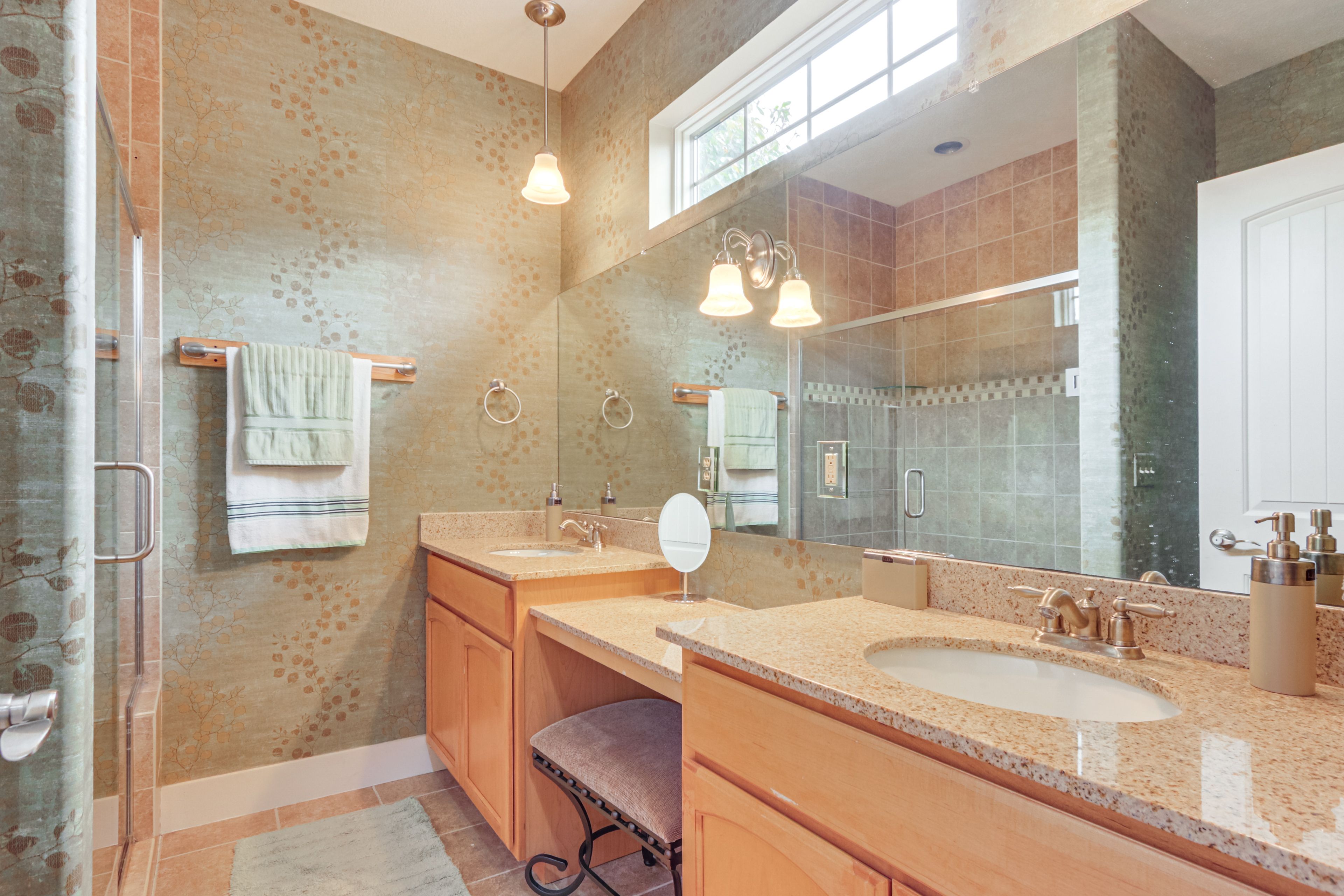 Full Bathroom | Towels Provided | 3rd Floor