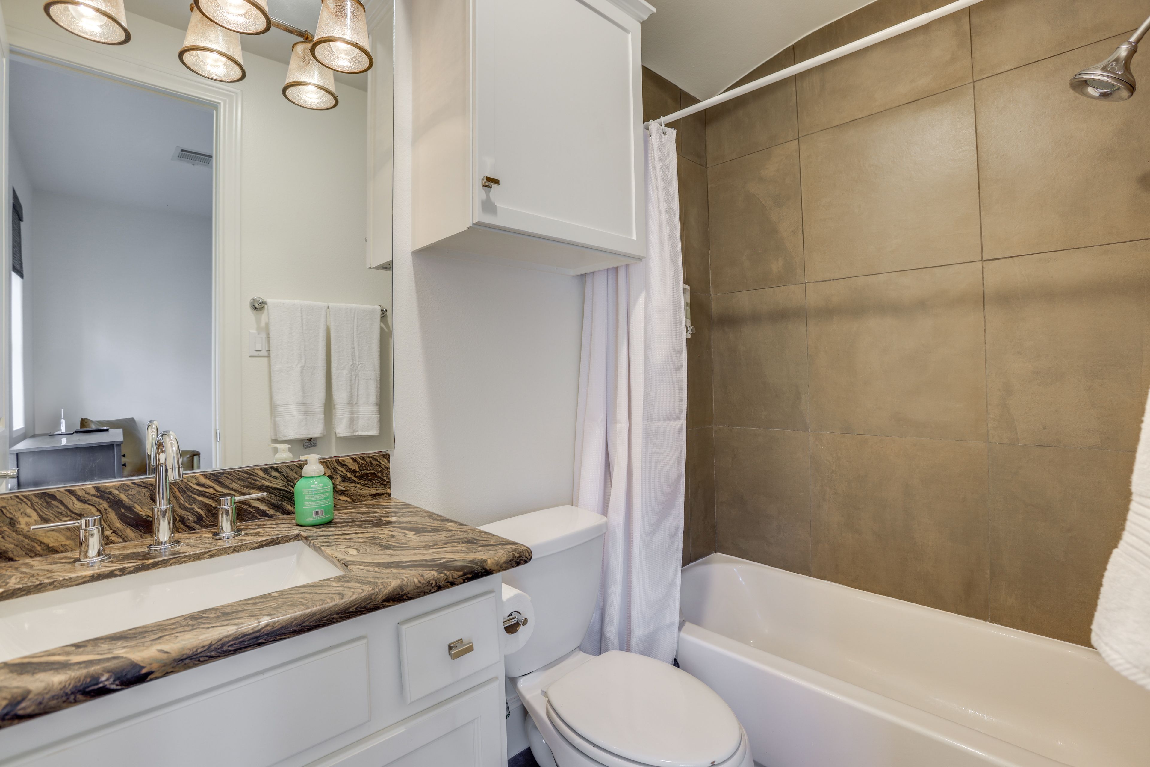 Full Bathroom | 1st Floor | Towels Provided