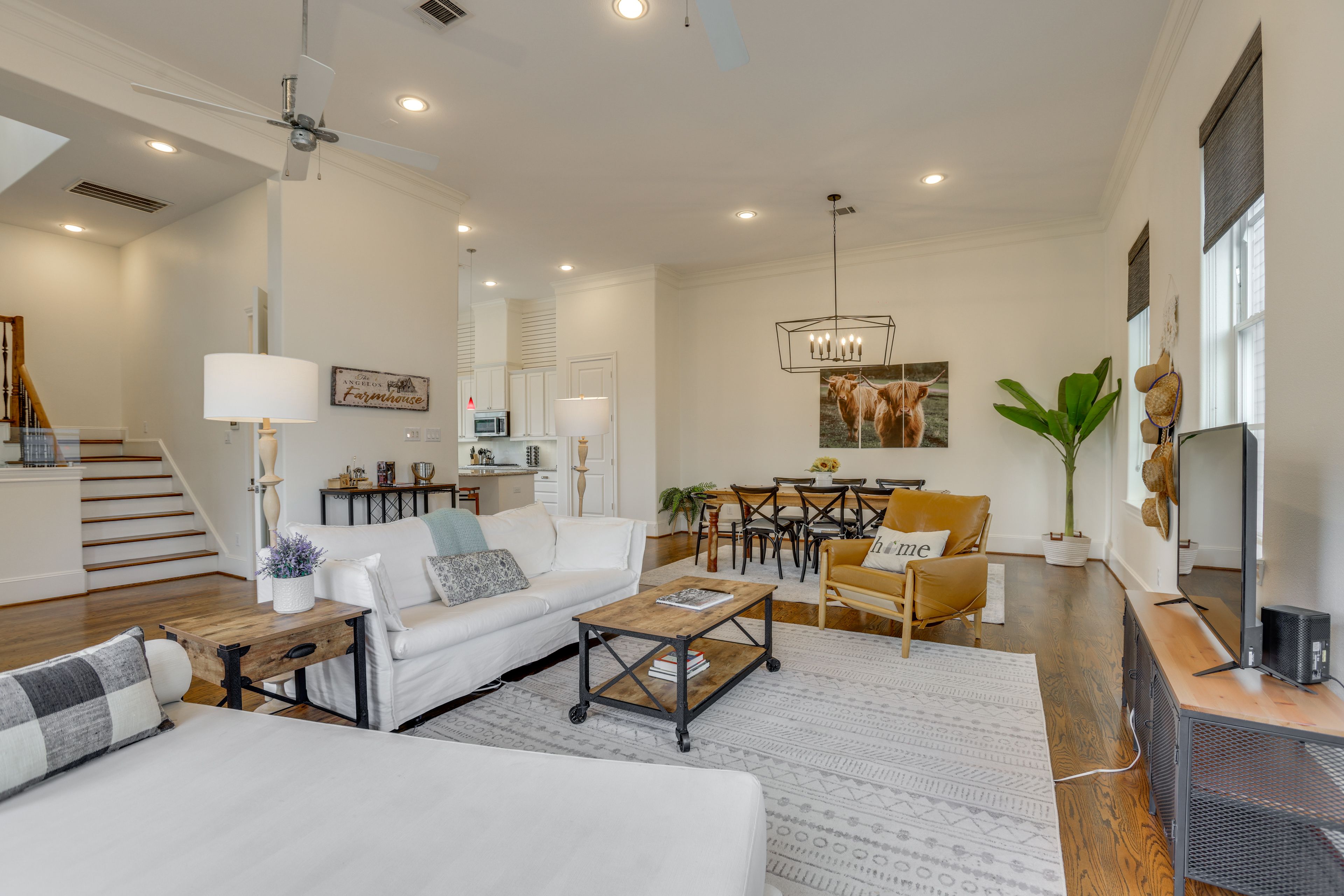 Property Interior | Central A/C & Heating | Free WiFi