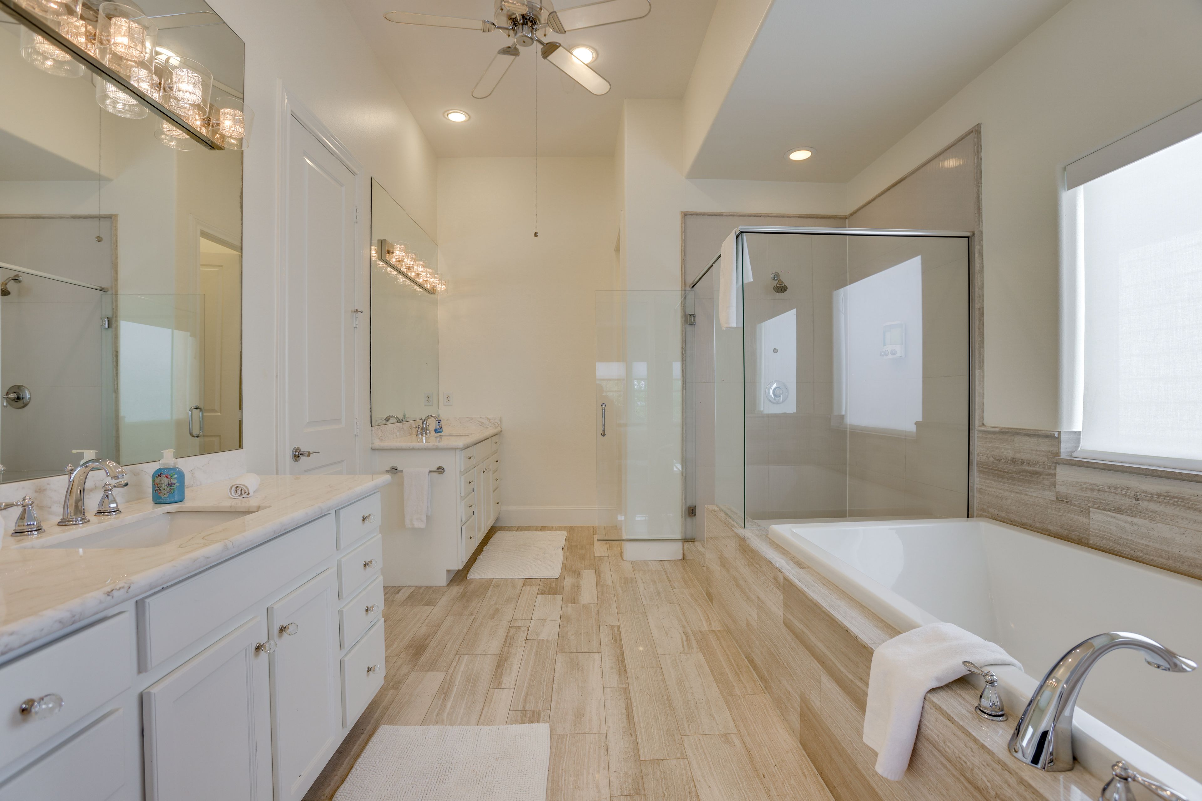 Full Bathroom | 3rd Floor | Complimentary Toiletries