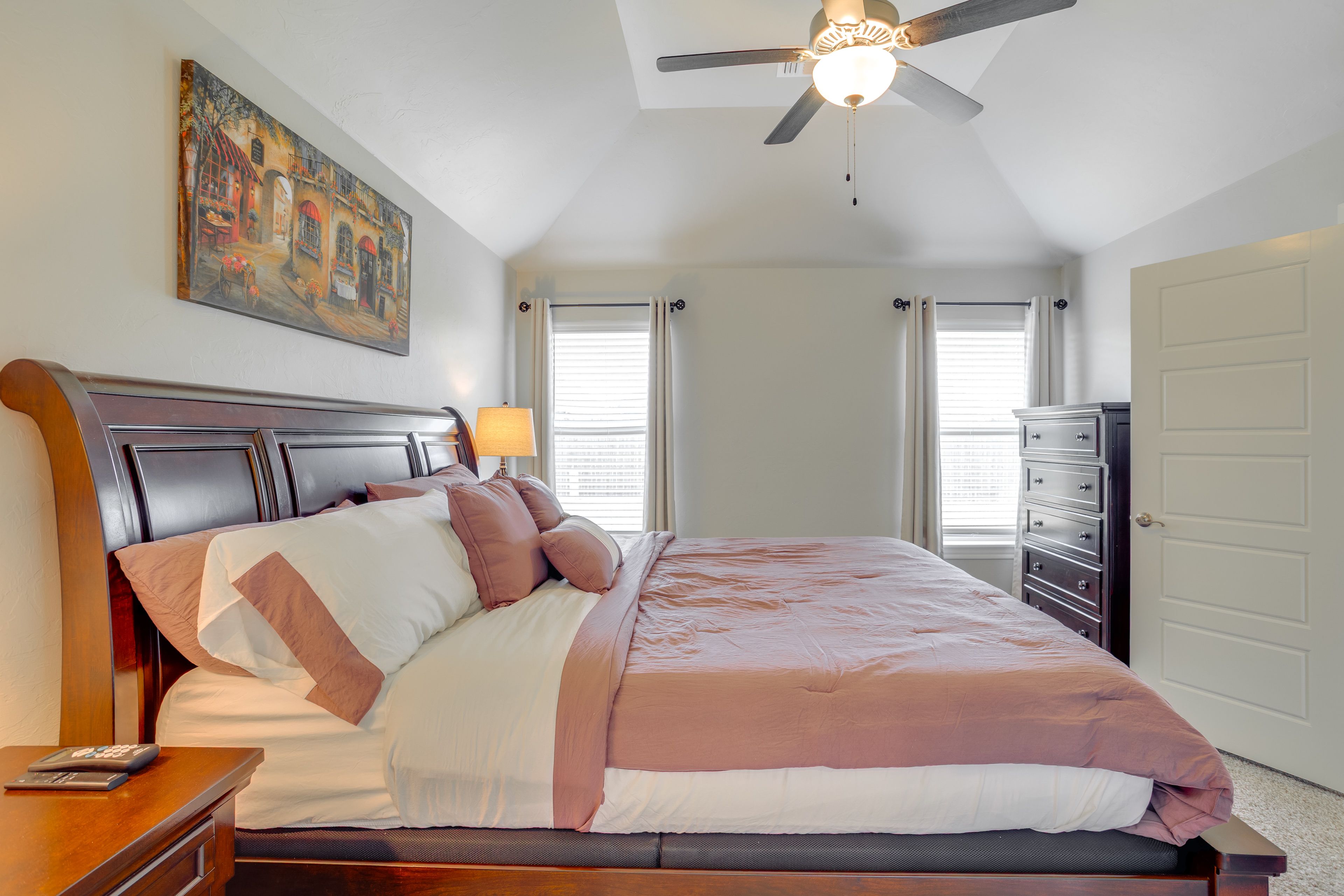 Bedroom 1 | King Bed | Smart TV | Linens Provided