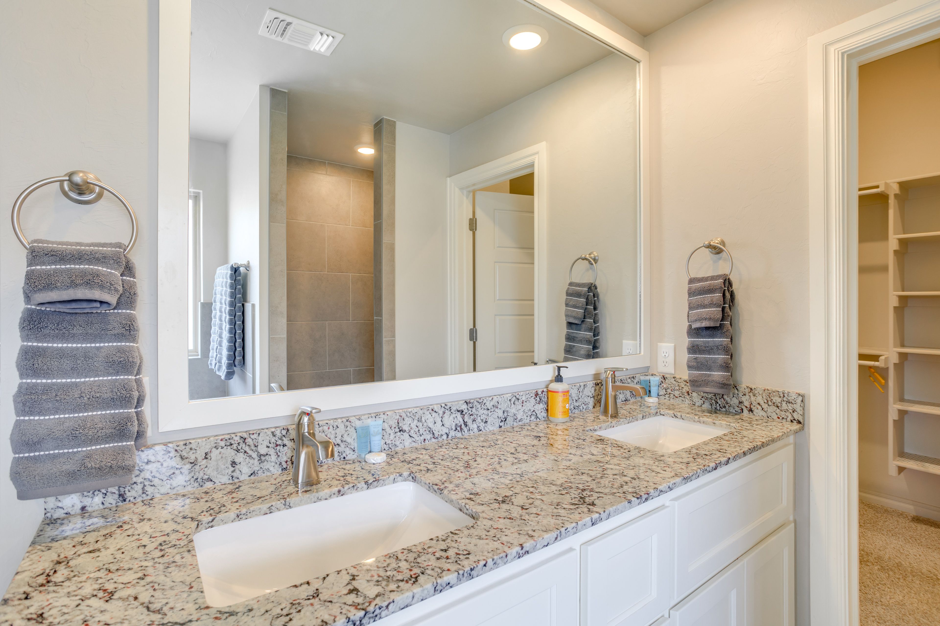 Full Bathroom | Towels Provided