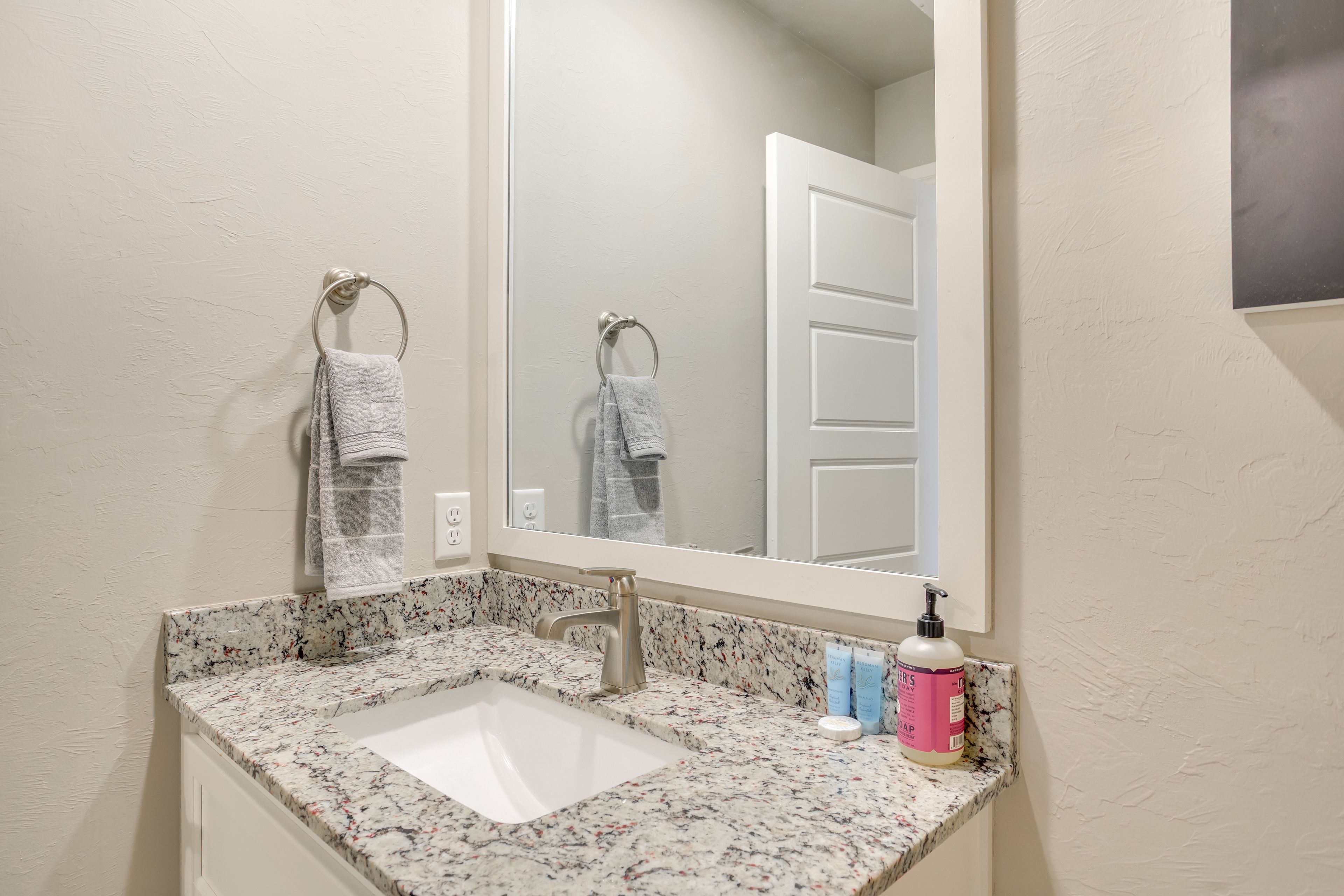 Full Bathroom | Complimentary Toiletries