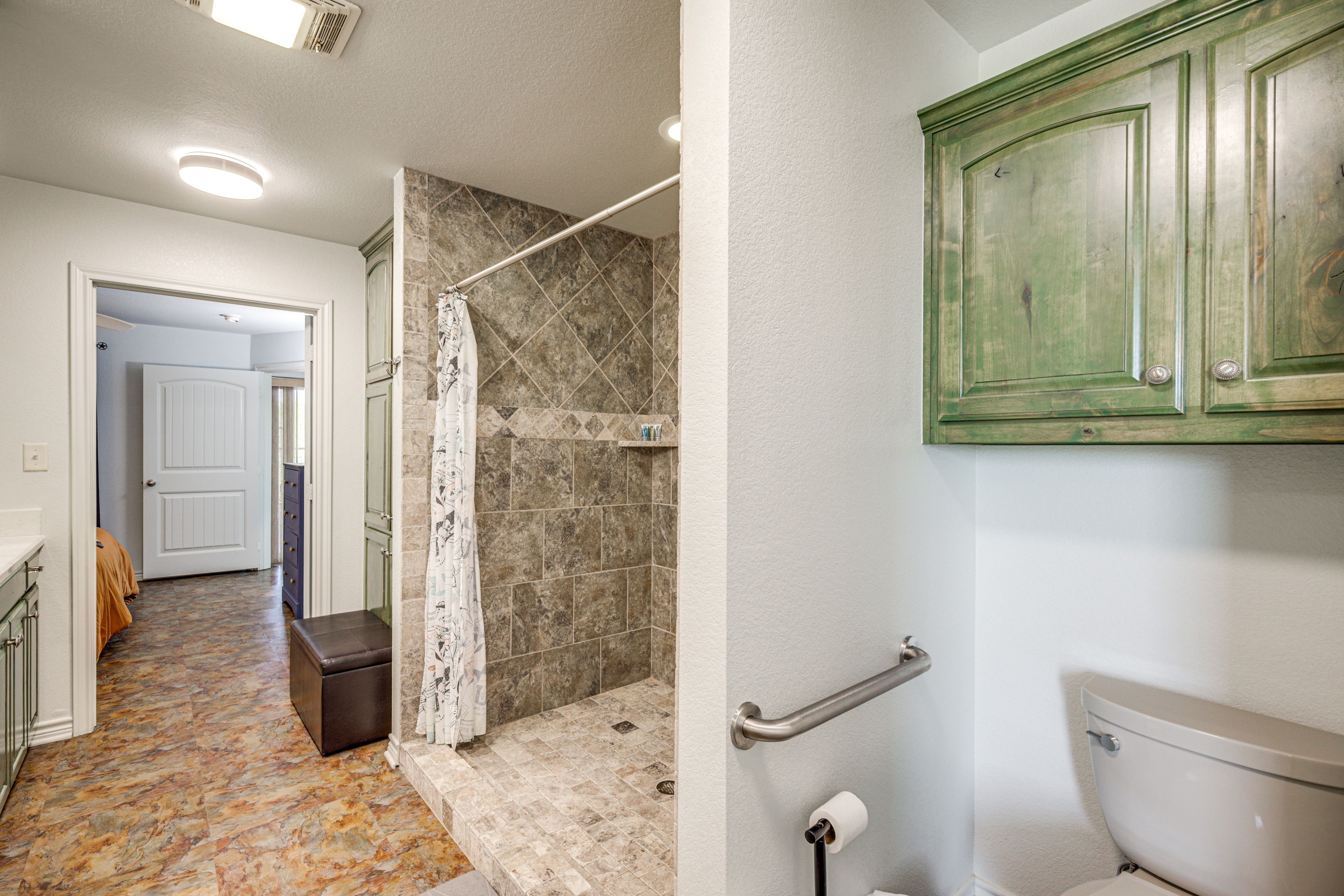 Full Bathroom | Towels Provided | Complimentary Toiletries