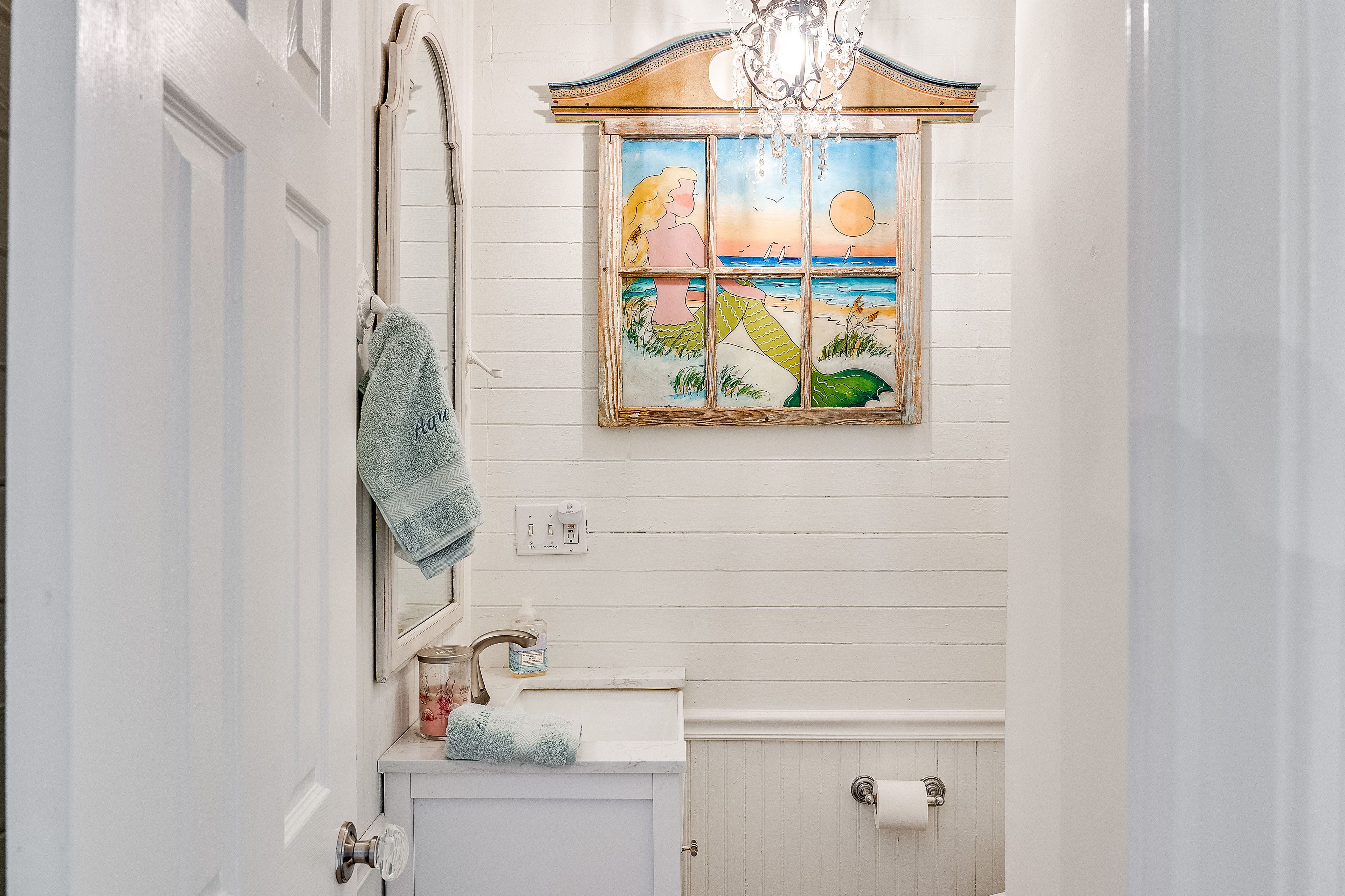 Half Bathroom | Towels Provided