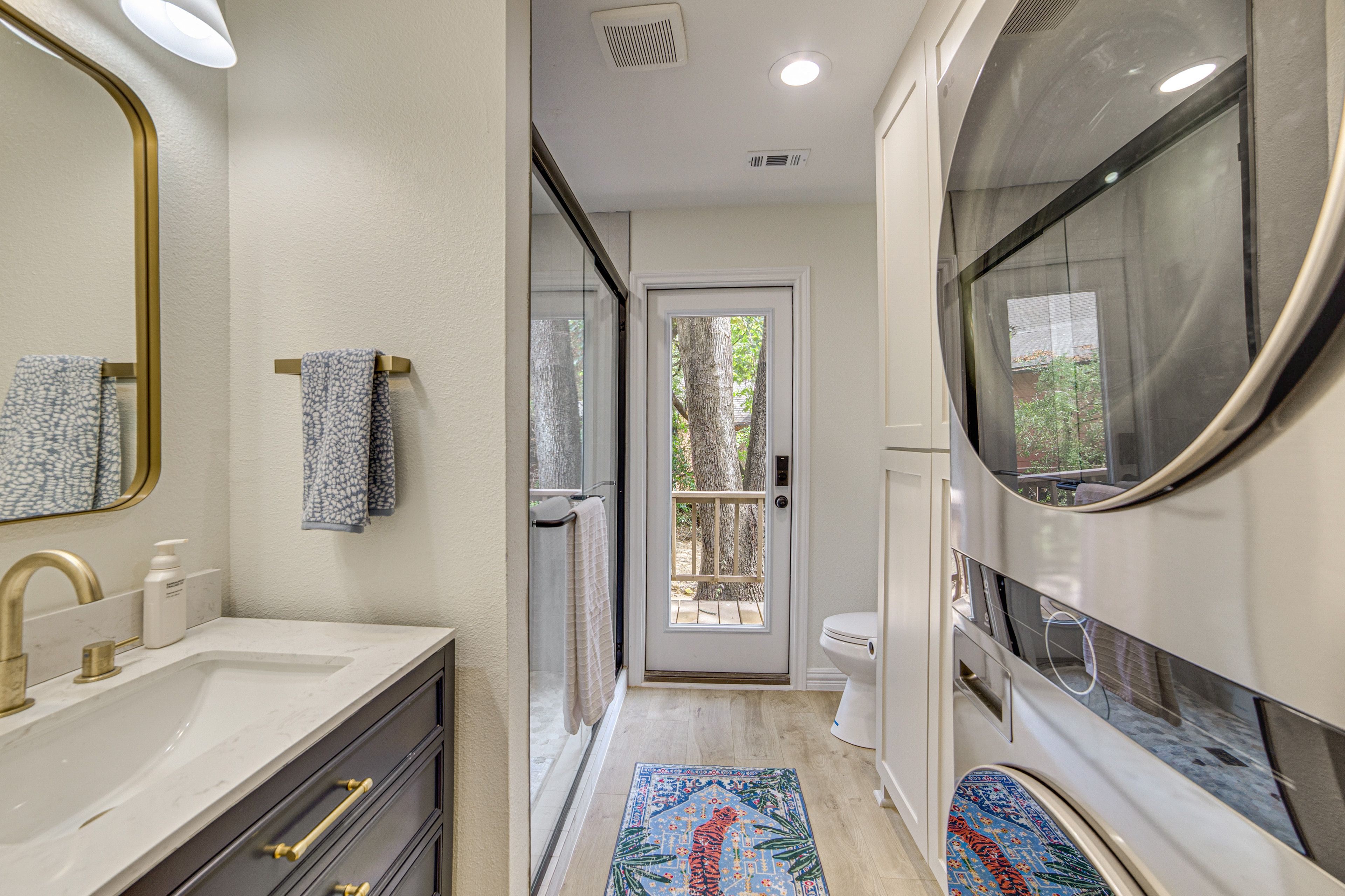 Full Bathroom | Washer/Dryer | 1st Floor