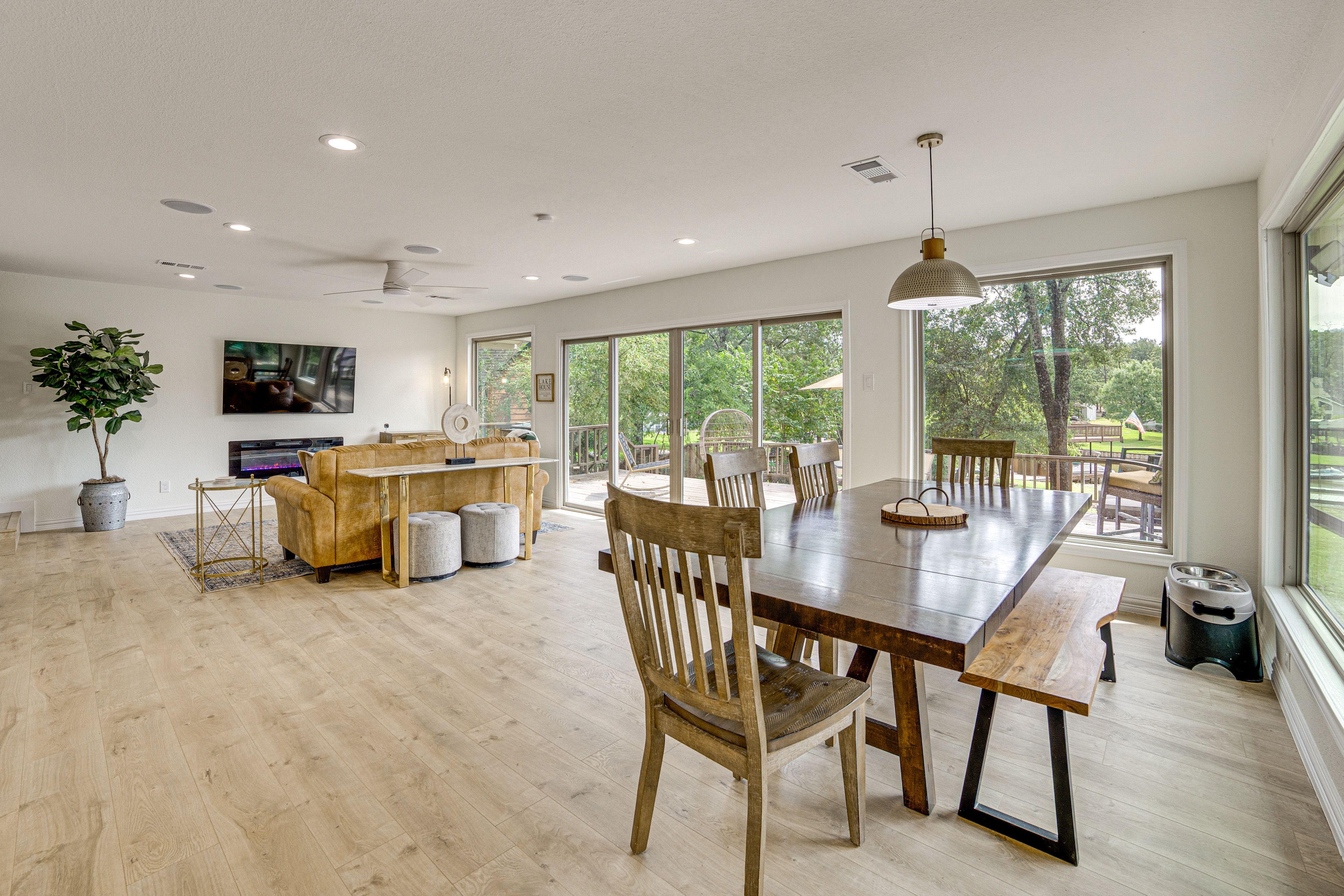 Dining Area | Dishware/Flatware Provided | 1st Floor