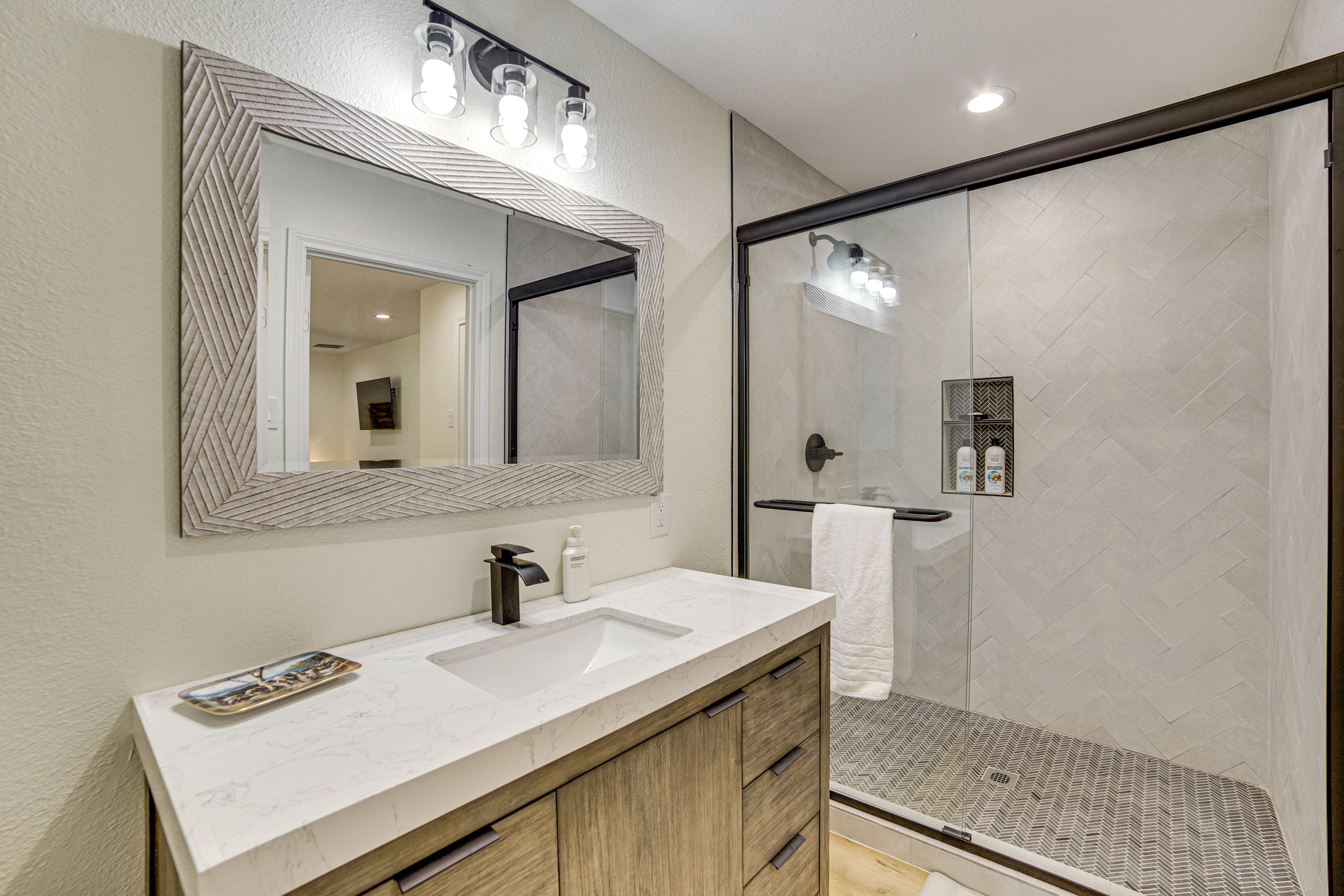 En-Suite Bathroom | Complimentary Toiletries | 1st Floor