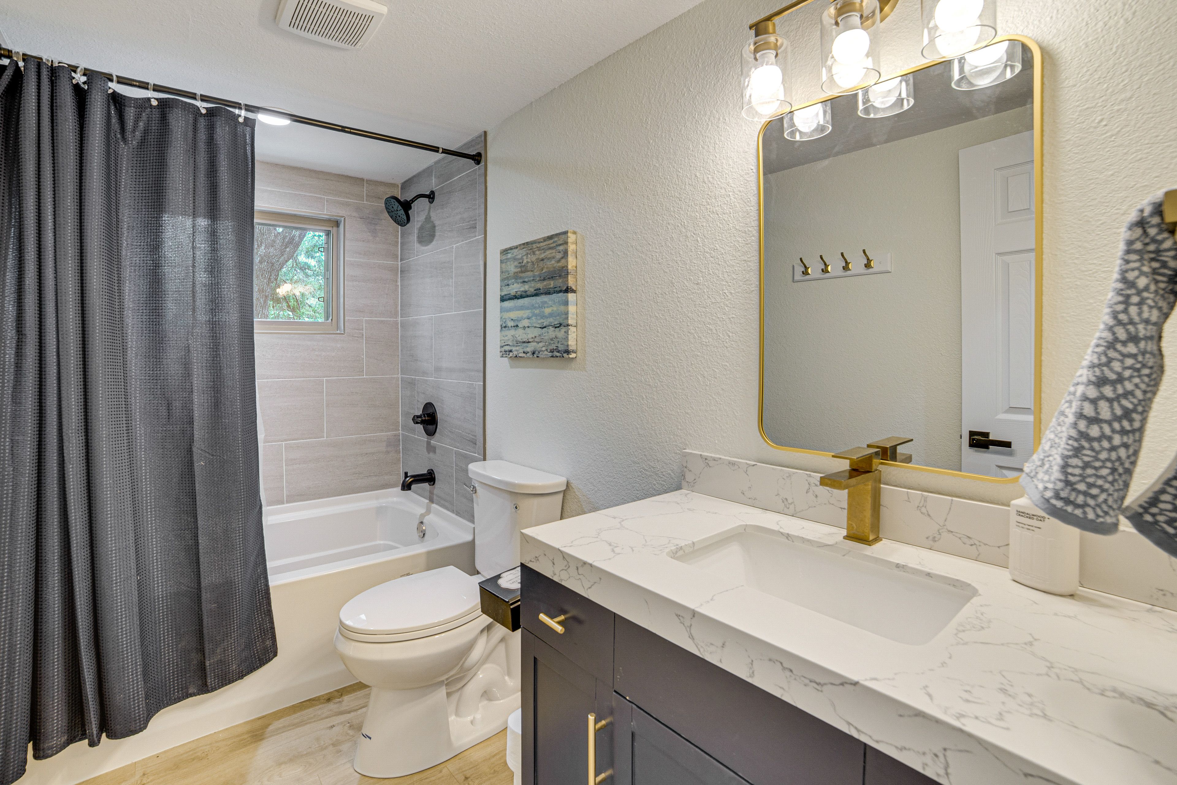 Full Bathroom | Towels Provided | 2nd Floor