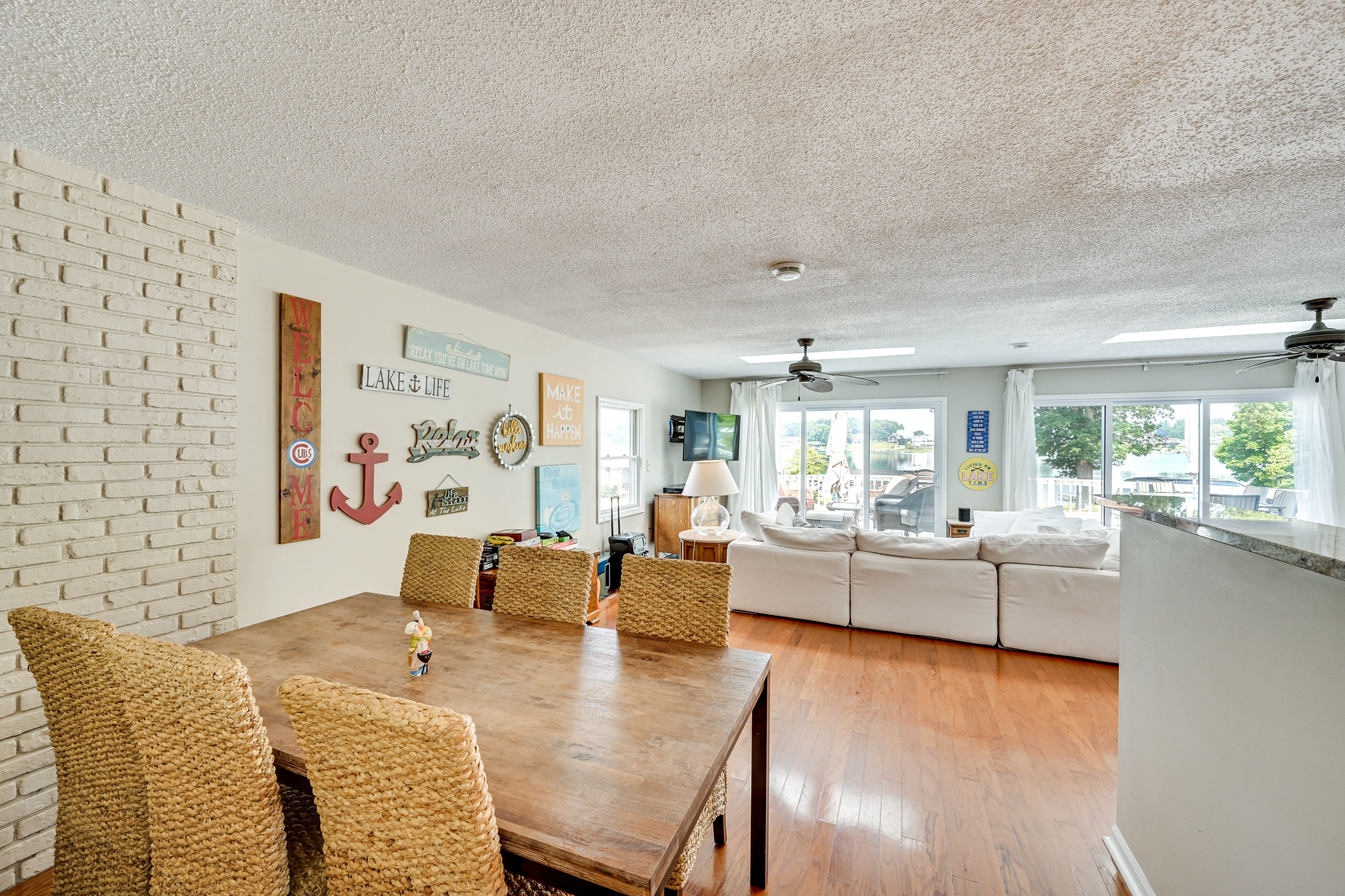 Dining Area | Dishware/Flatware Provided