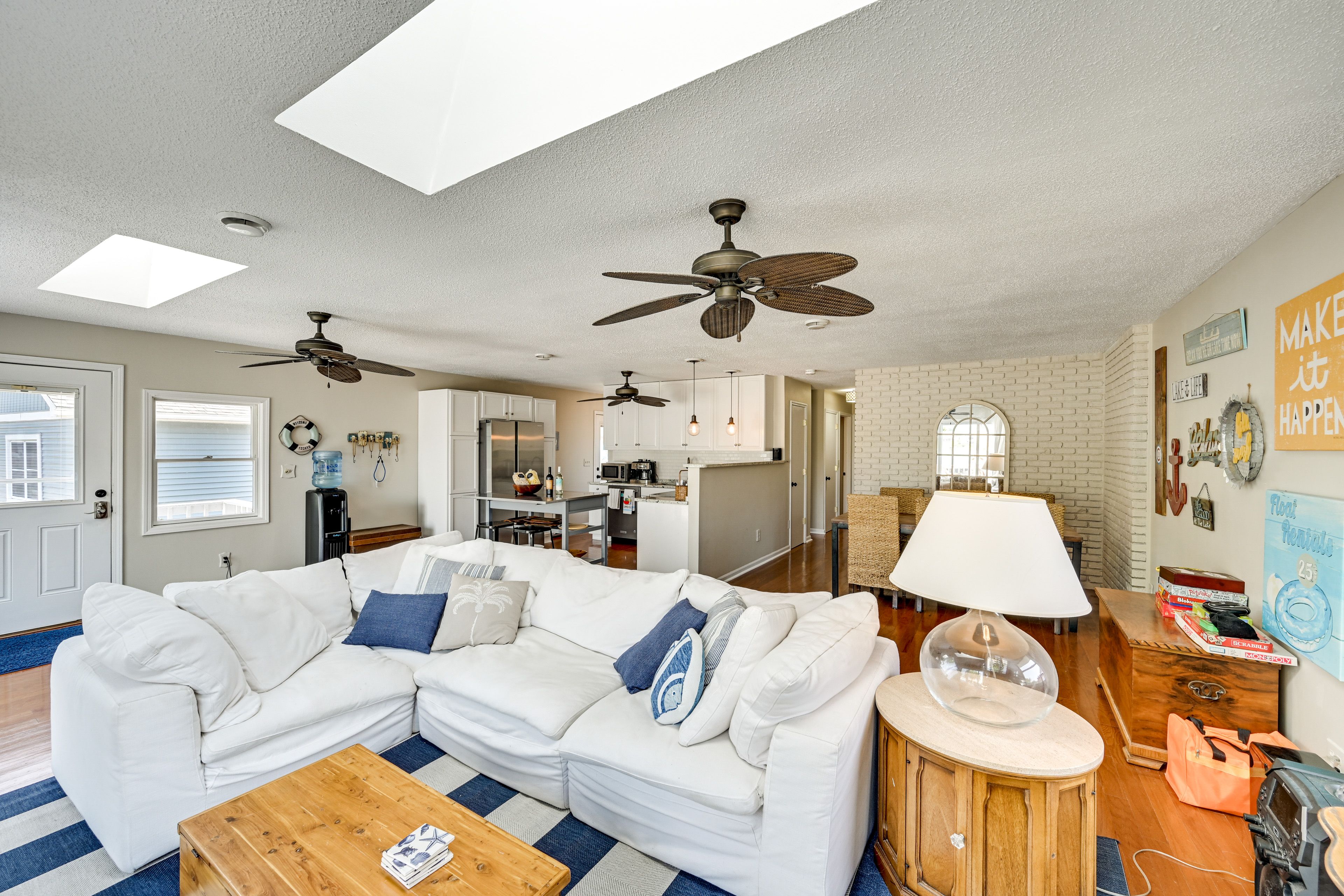 Living Room | Lake Views | Smart TV | Free WiFi