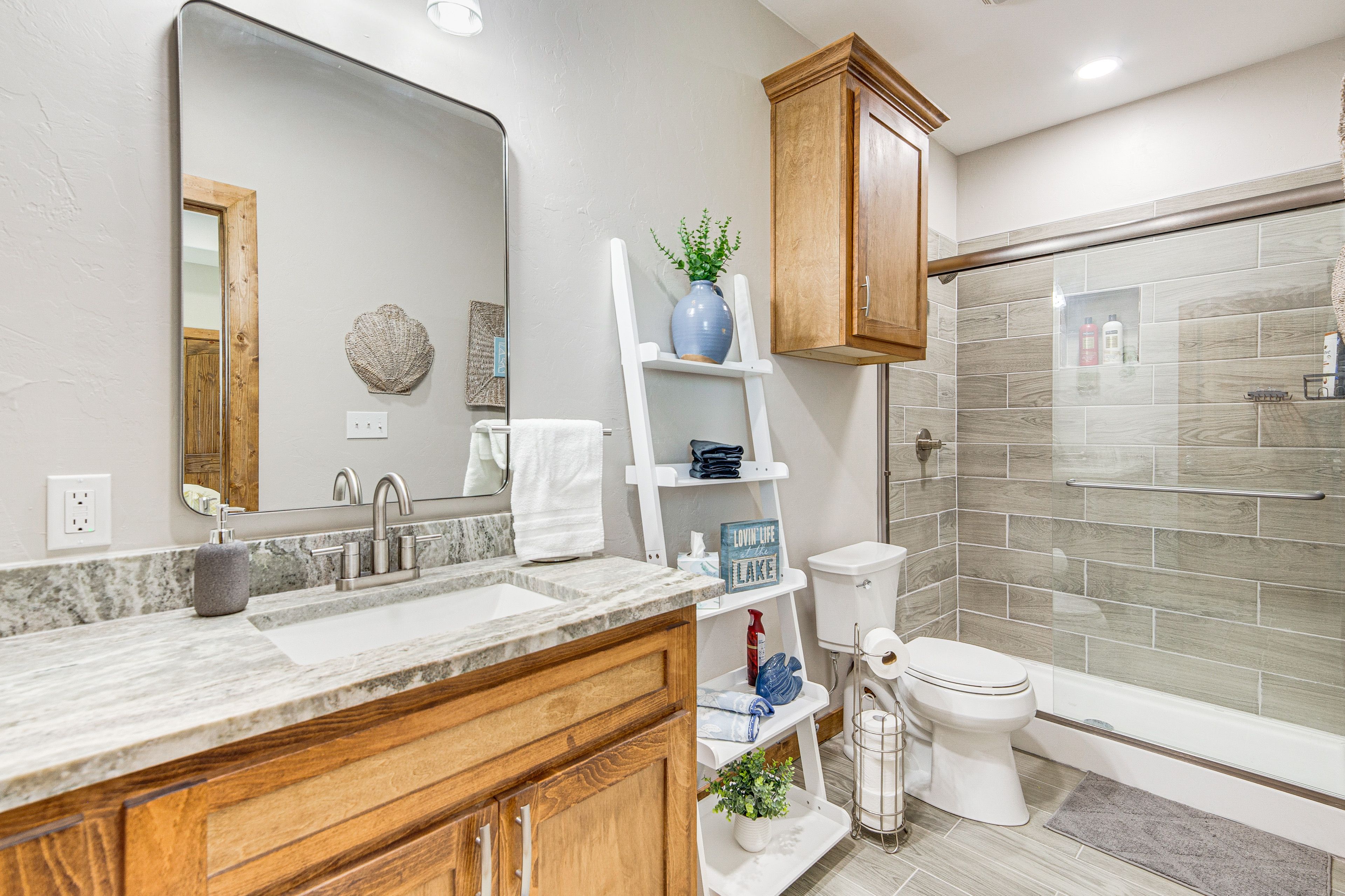 Full Bathroom | Complimentary Toiletries | Towels Provided