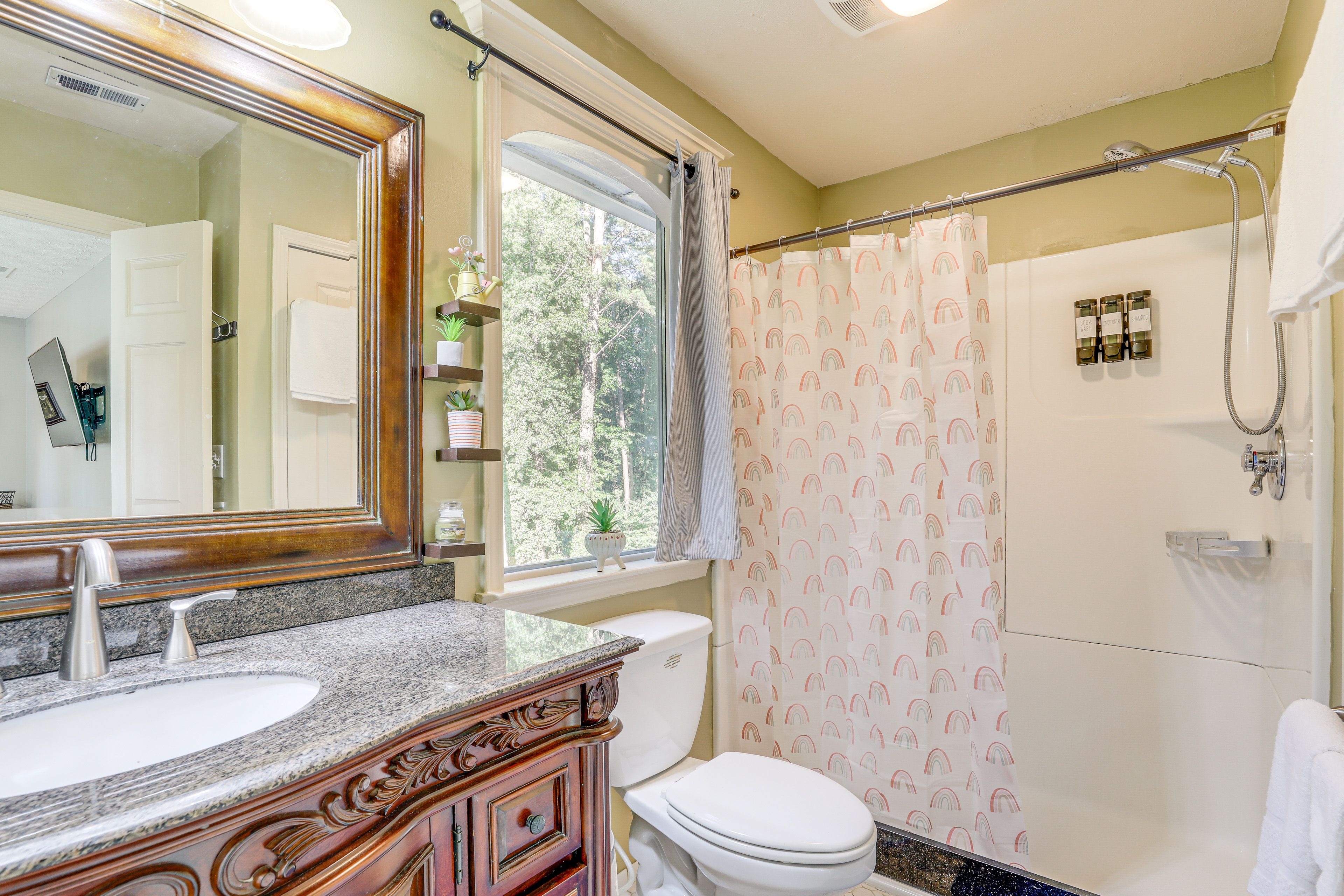 En-Suite Bathroom | Towels Provided | 2nd Floor