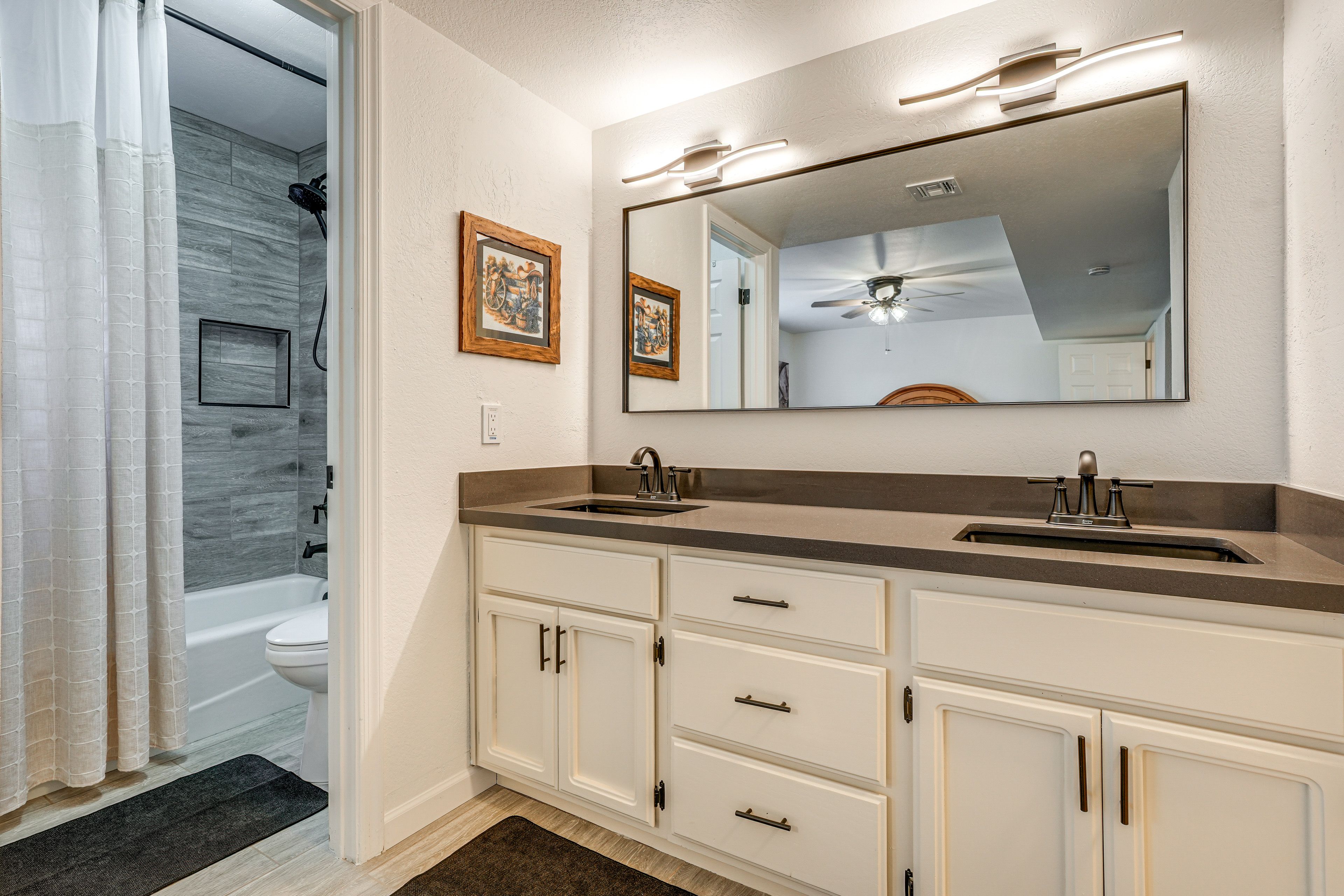 En-Suite Bathroom | Towels Provided