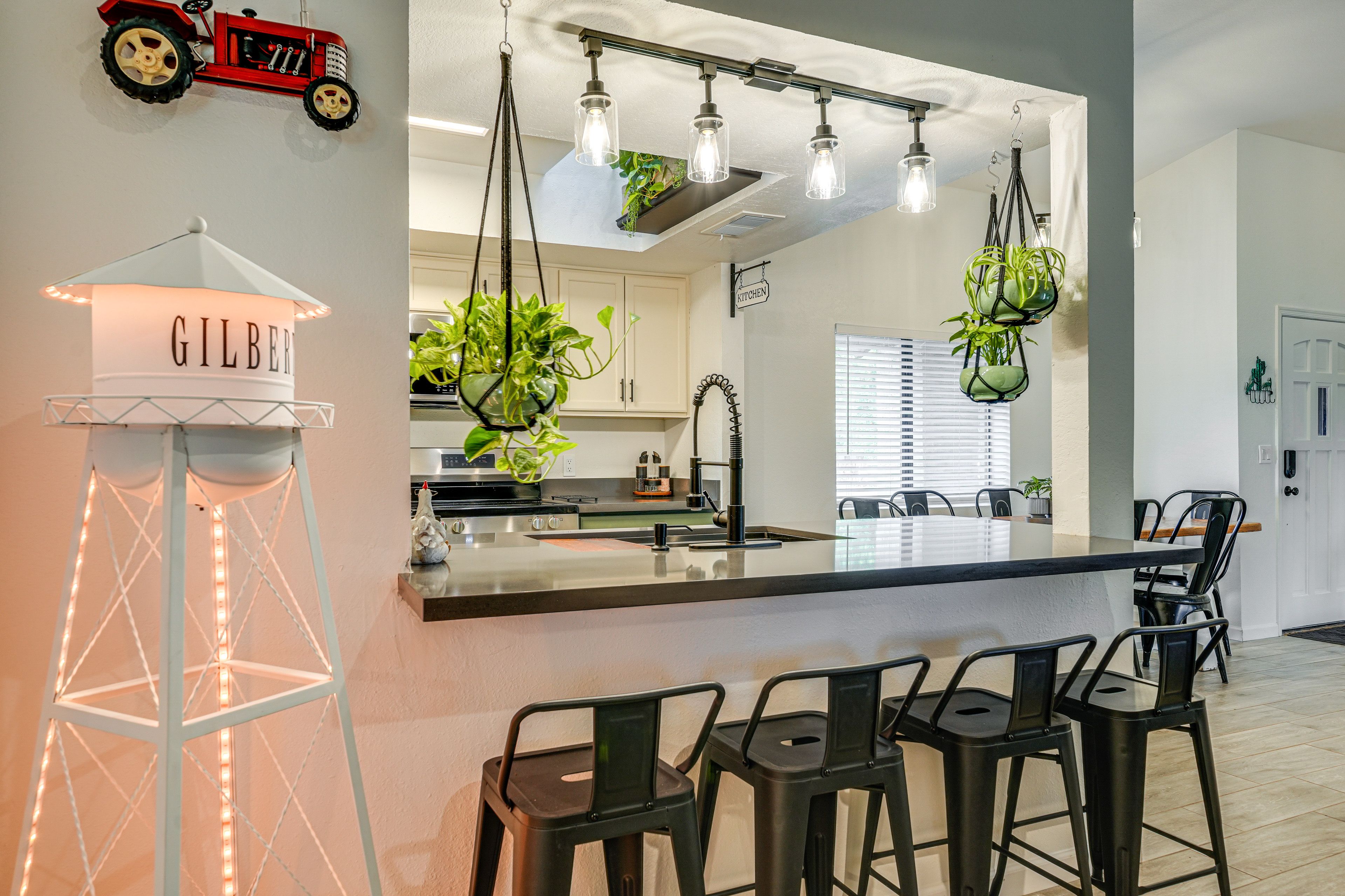 Breakfast Bar w/ Seating