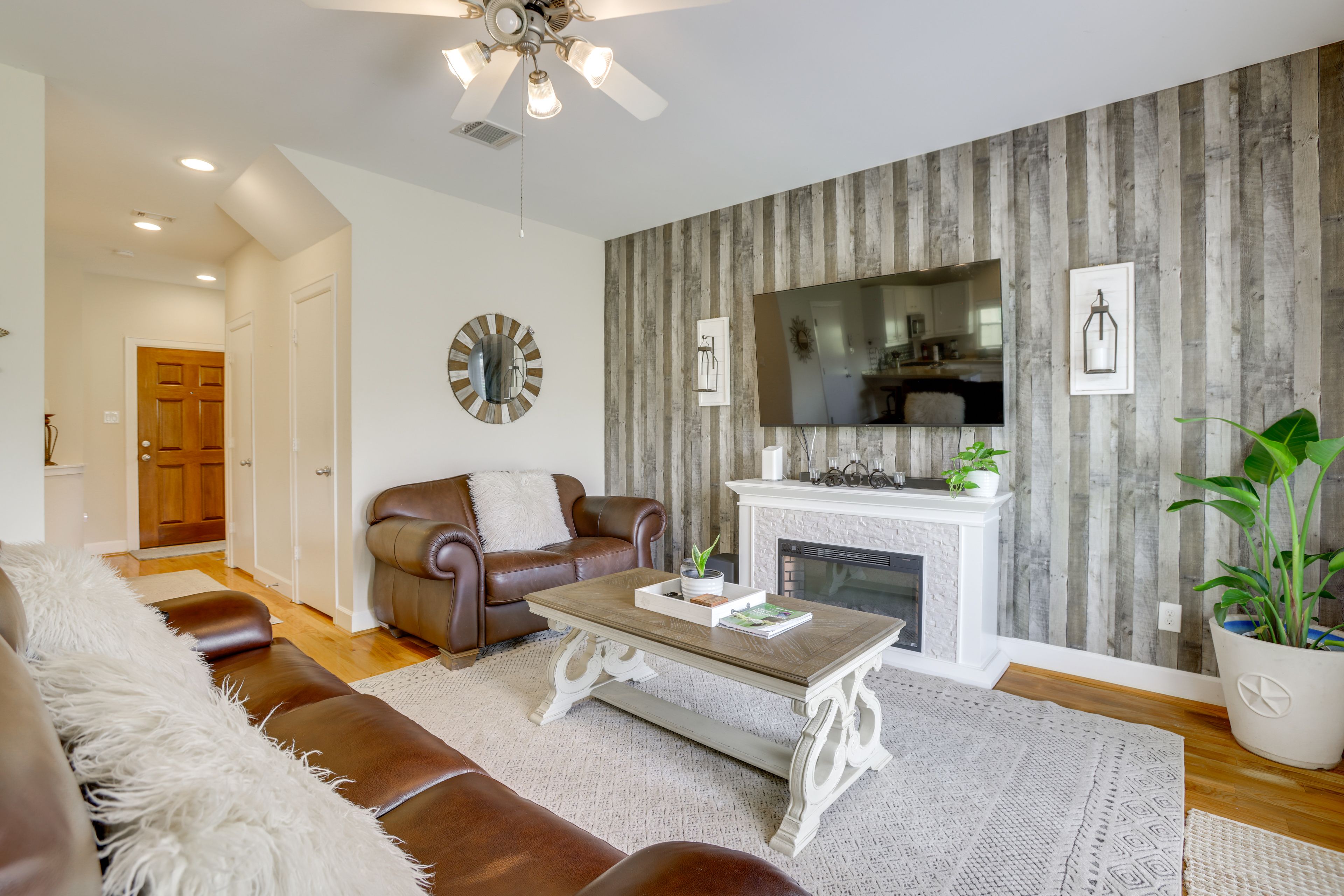 Houston Vacation Rental | 3BR | 2.5BA | 1,600 Sq Ft | Stairs Required