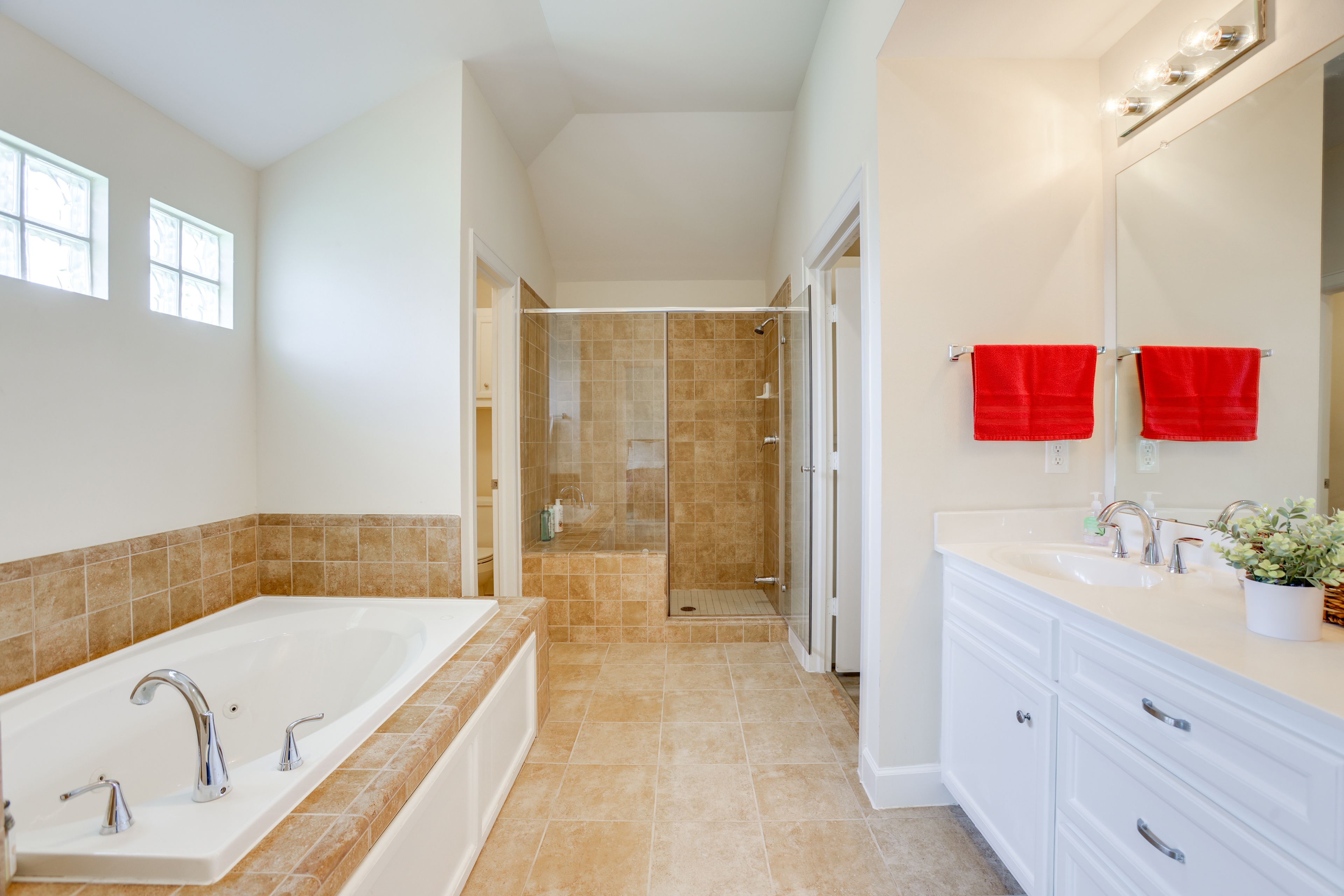 En-Suite Bathroom | 2nd Floor | Jetted Tub | Walk-In Closet