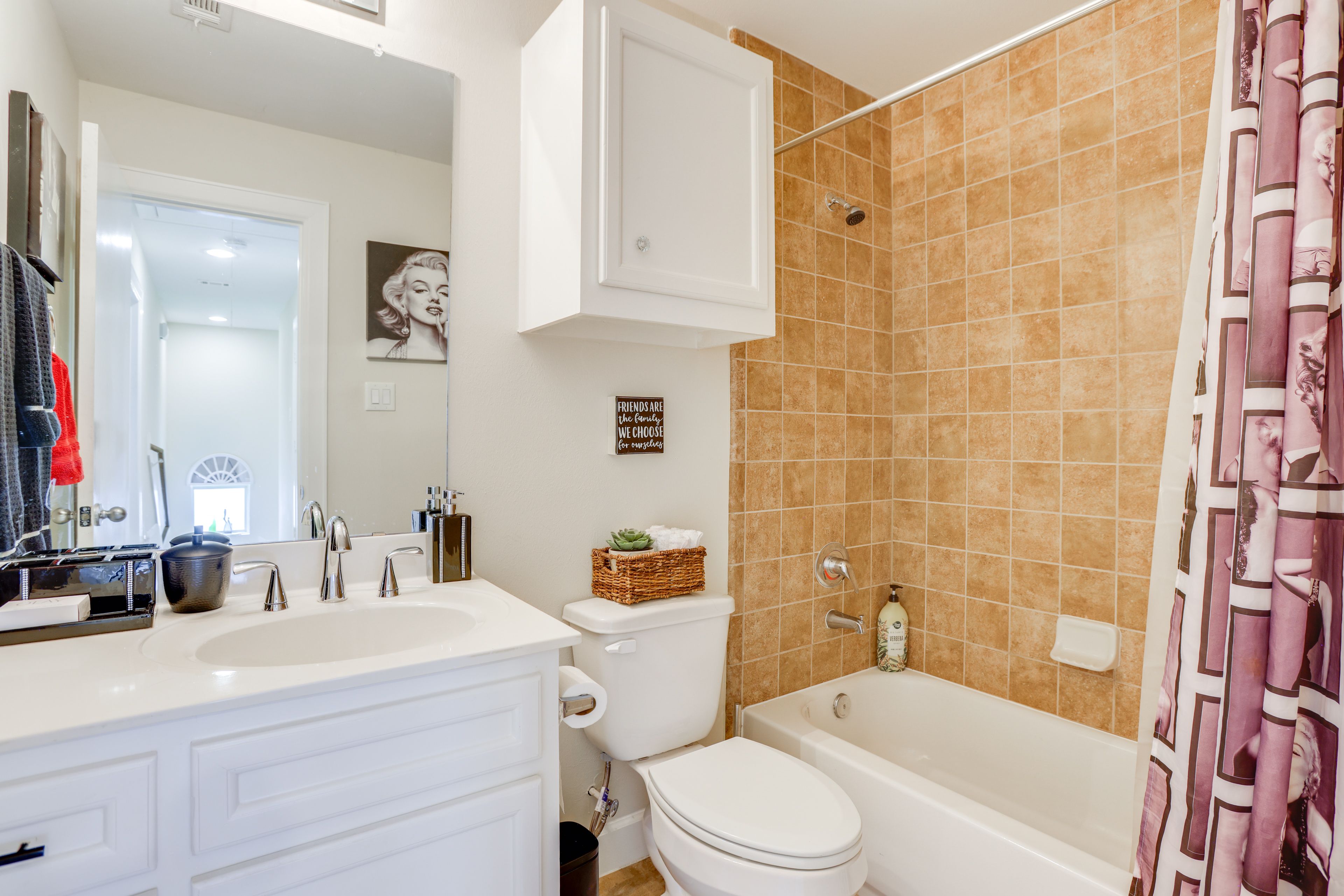 Full Bathroom | 2nd Floor | Towels Provided