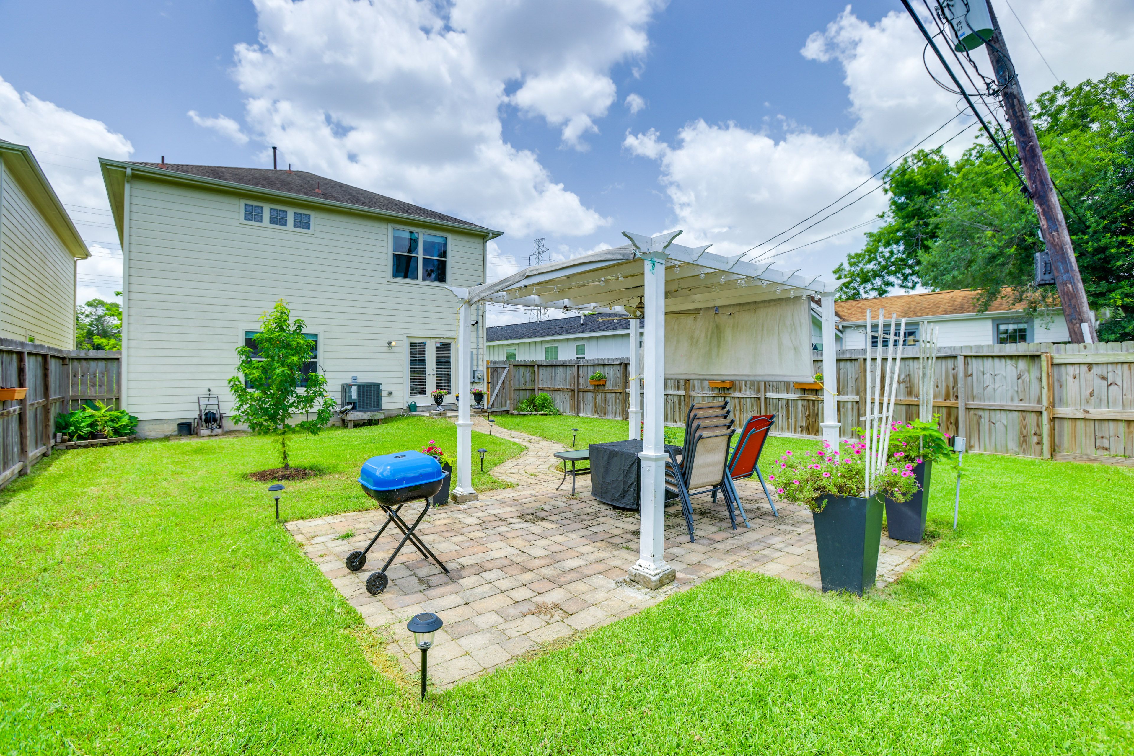 Fenced Backyard | Pergola w/ Seating | 5 Mi to Toyota Center