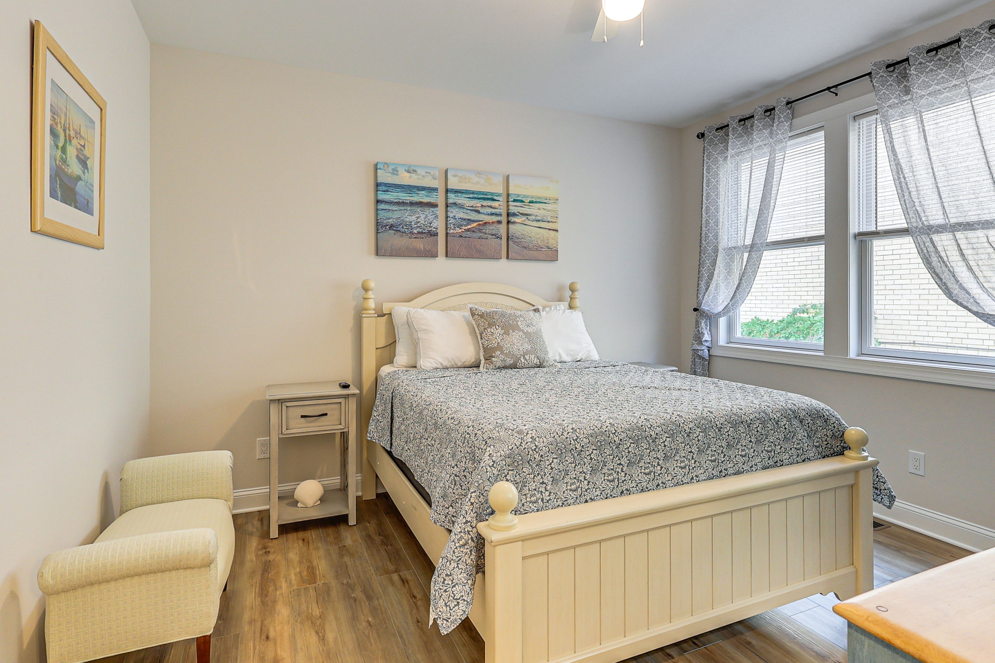 Bedroom 2 | Queen Bed | Smart TV