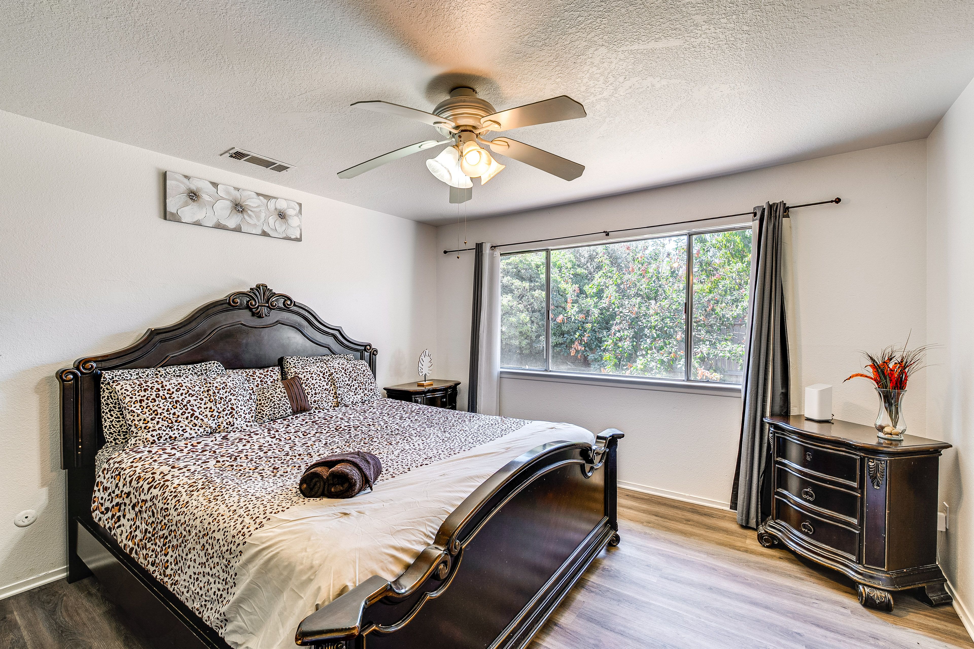 Bedroom 1 | Queen Bed