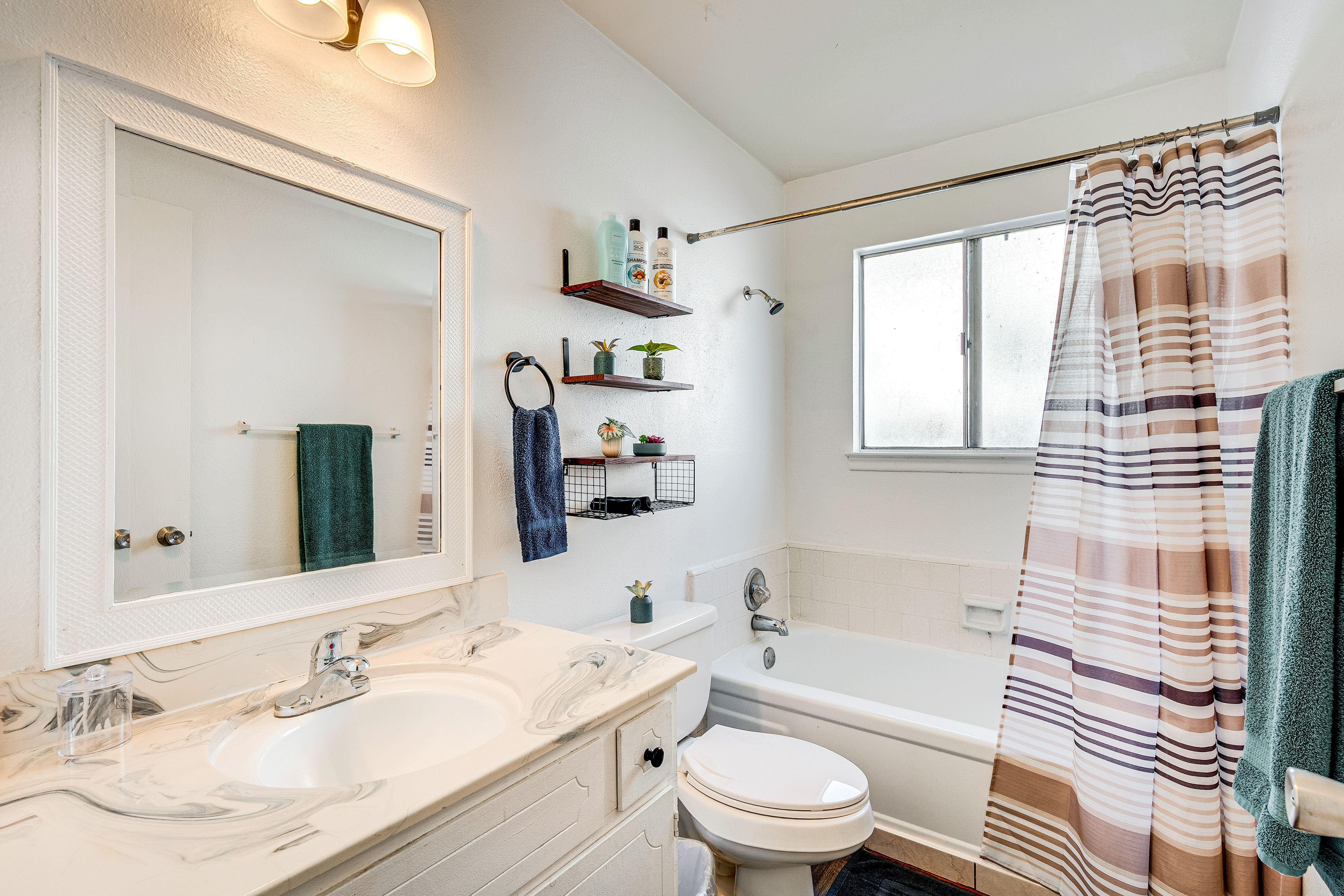 Full Bathroom | Complimentary Toiletries