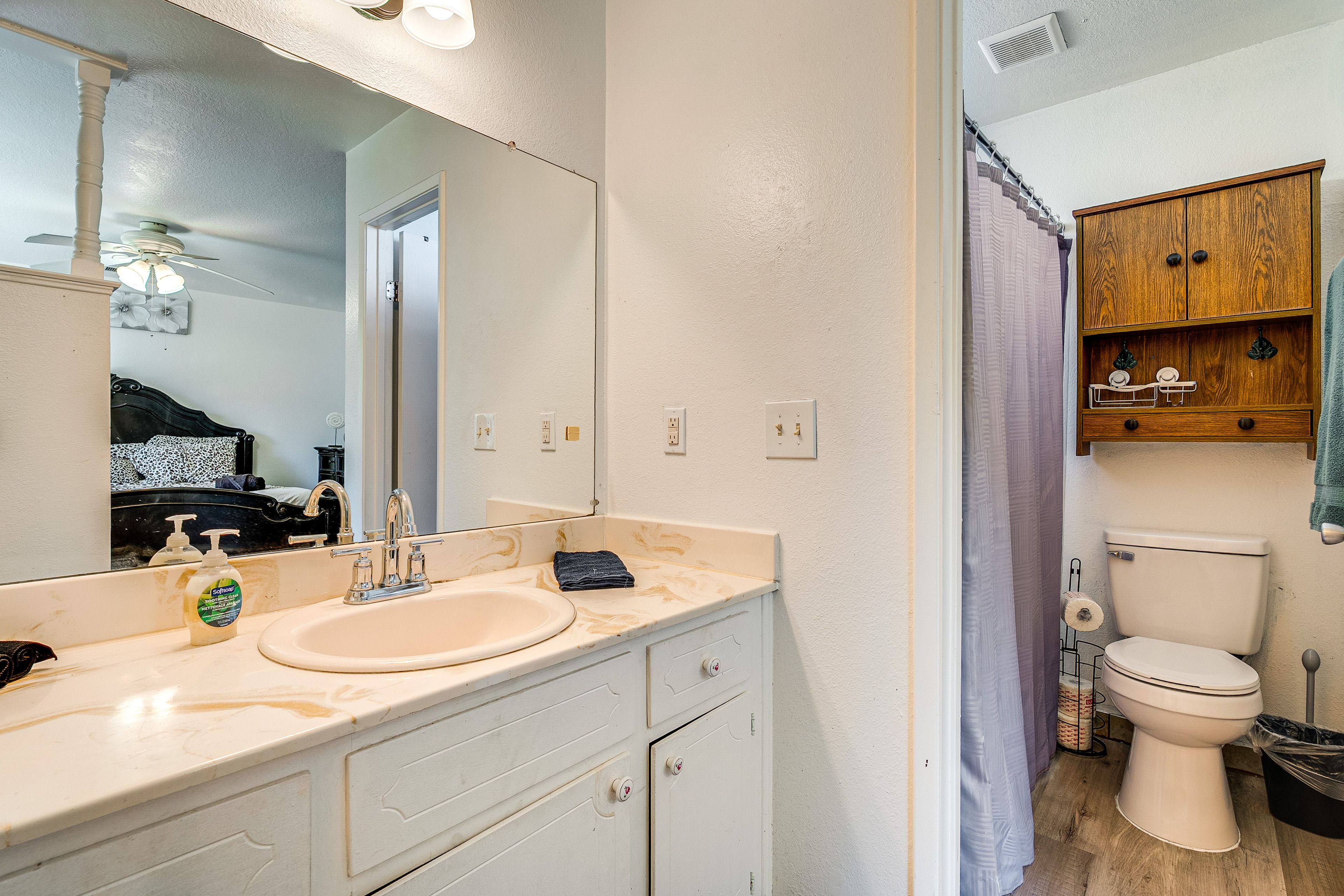 Full Bathroom | Towels Provided