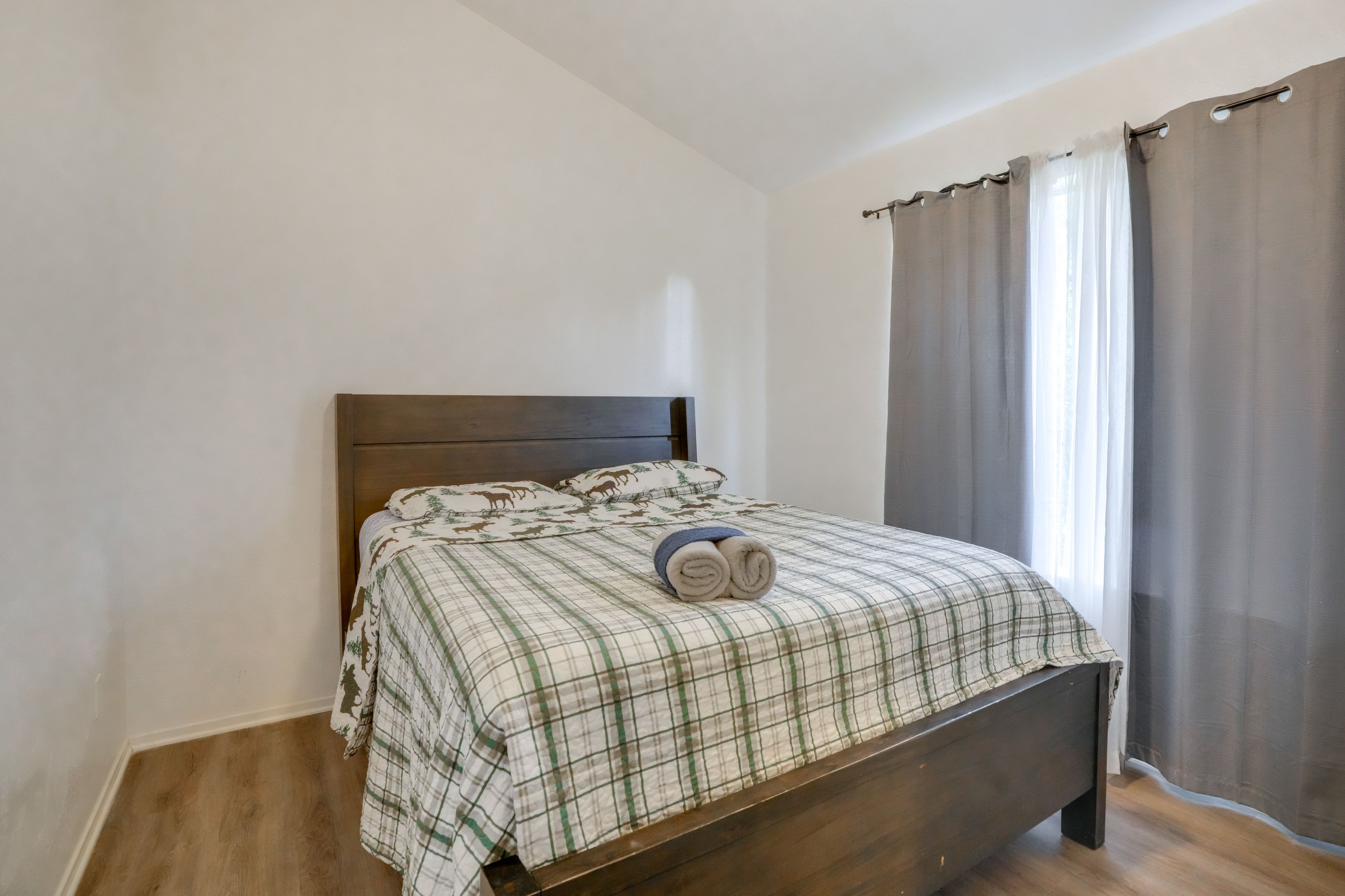 Bedroom 4 | Queen Bed