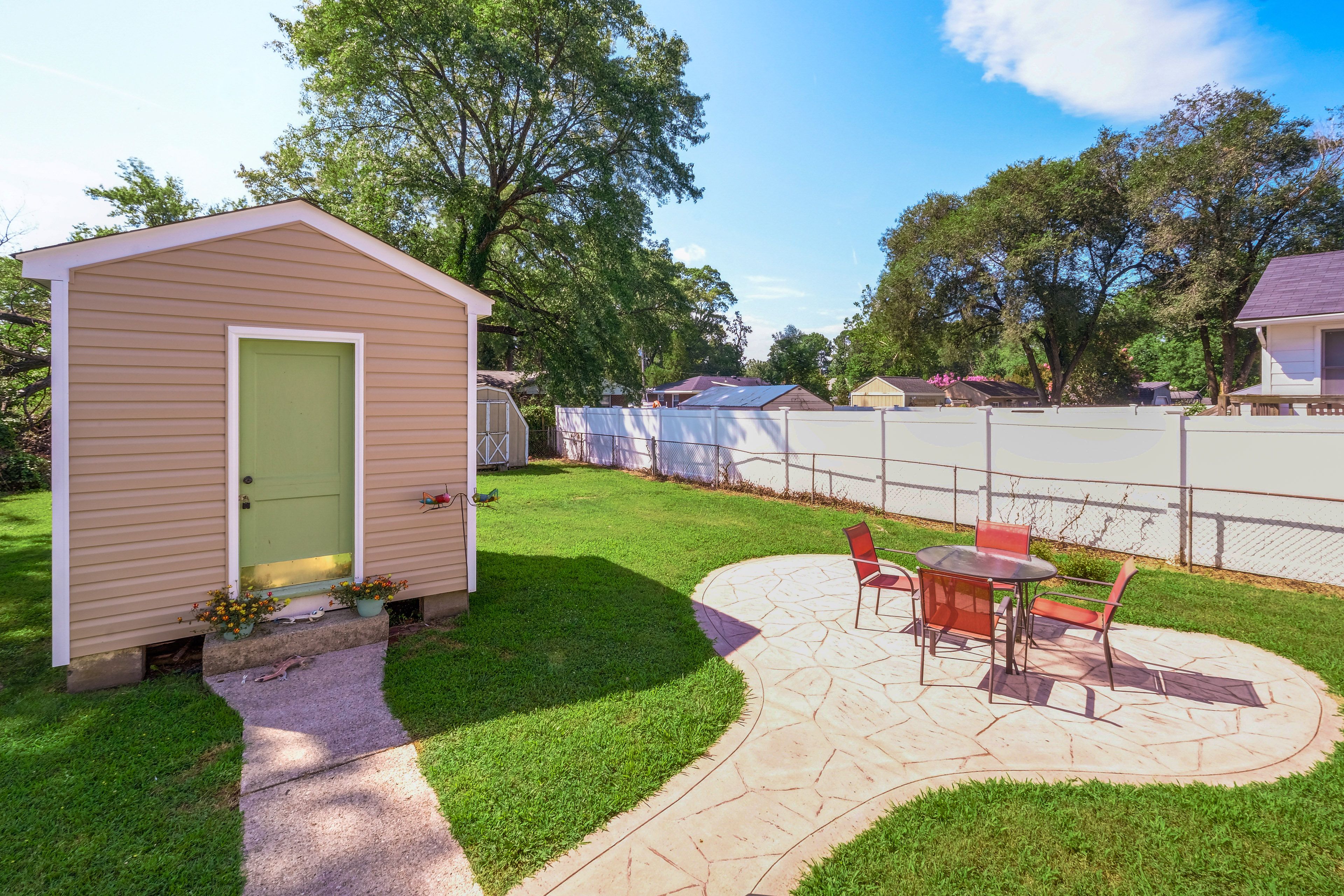 Fenced Backyard | Outdoor Dining Set