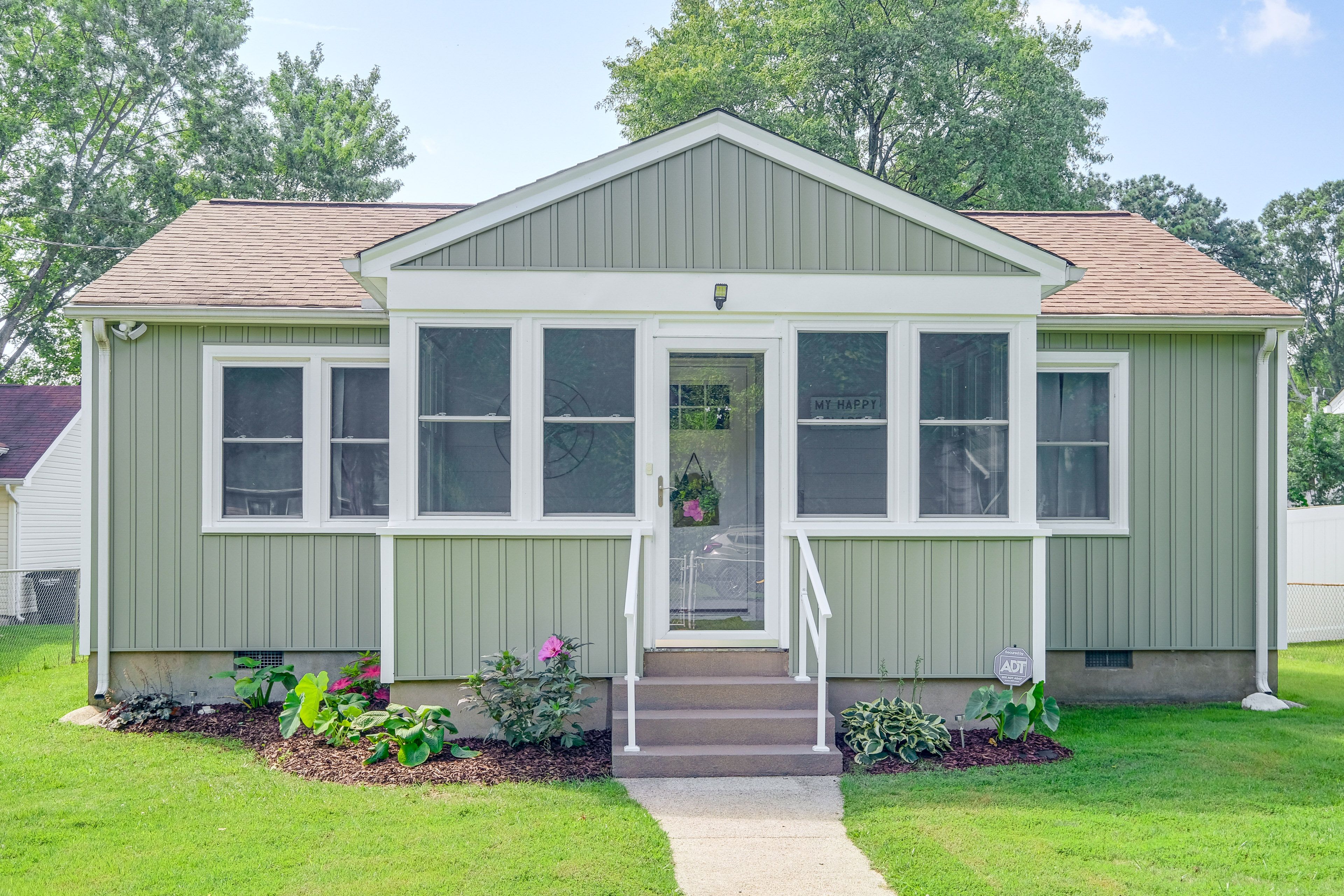 Colonial Beach Vacation Rental | 2BR | 1BA | 900 Sq Ft | 4 Steps to Enter