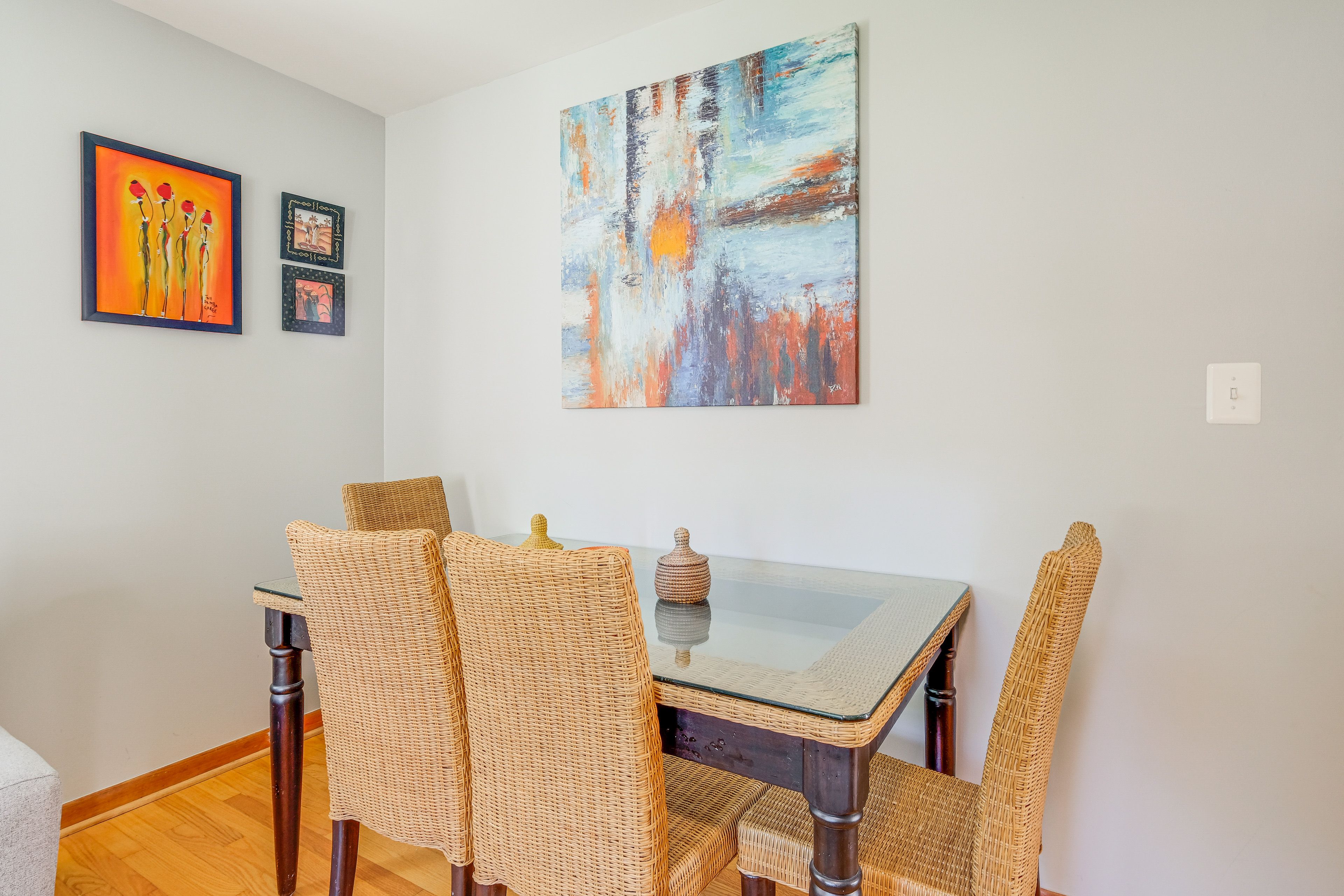 Dining Area | Dishware/Flatware Provided