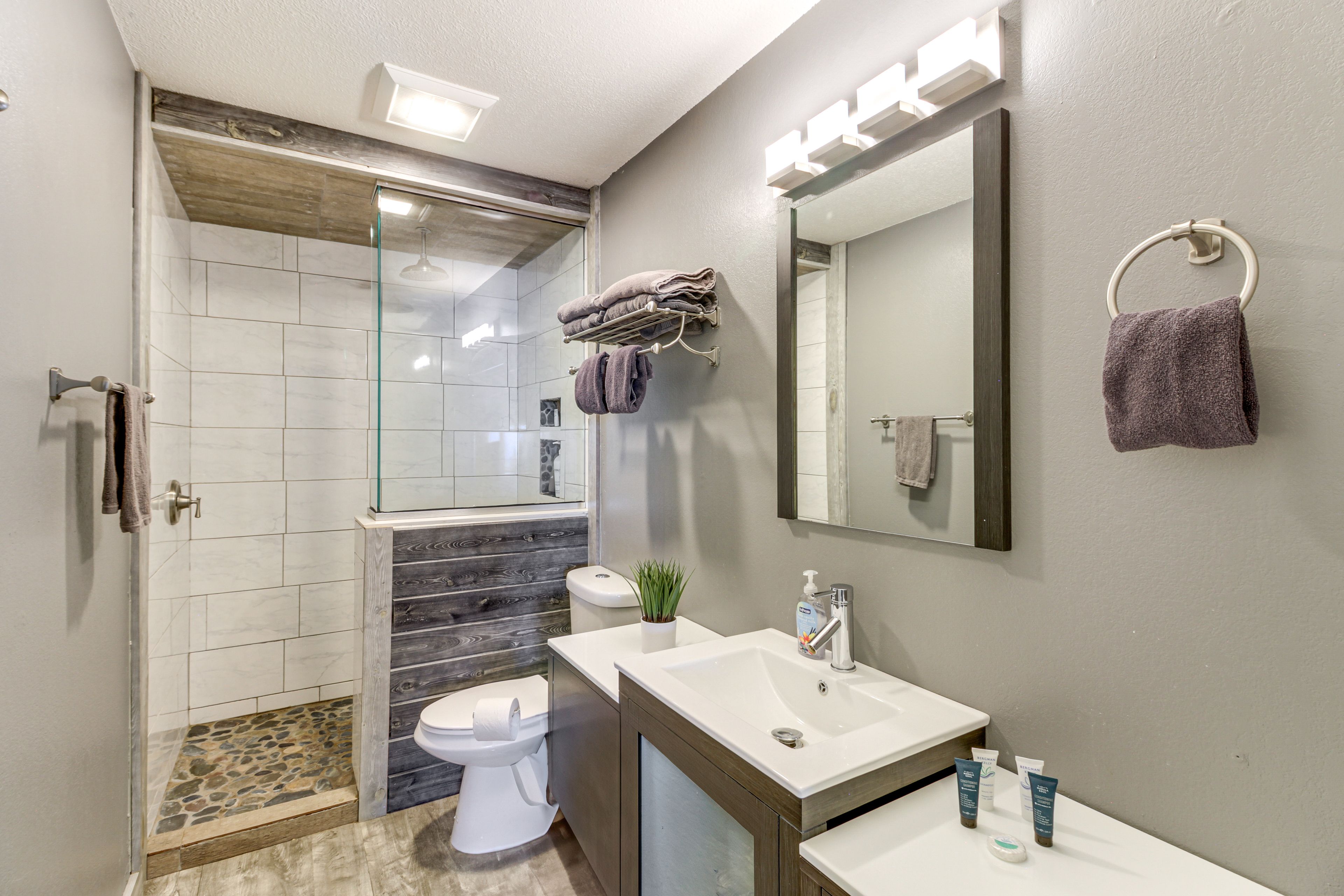Full Bathroom | 2nd Floor | Complimentary Toiletries