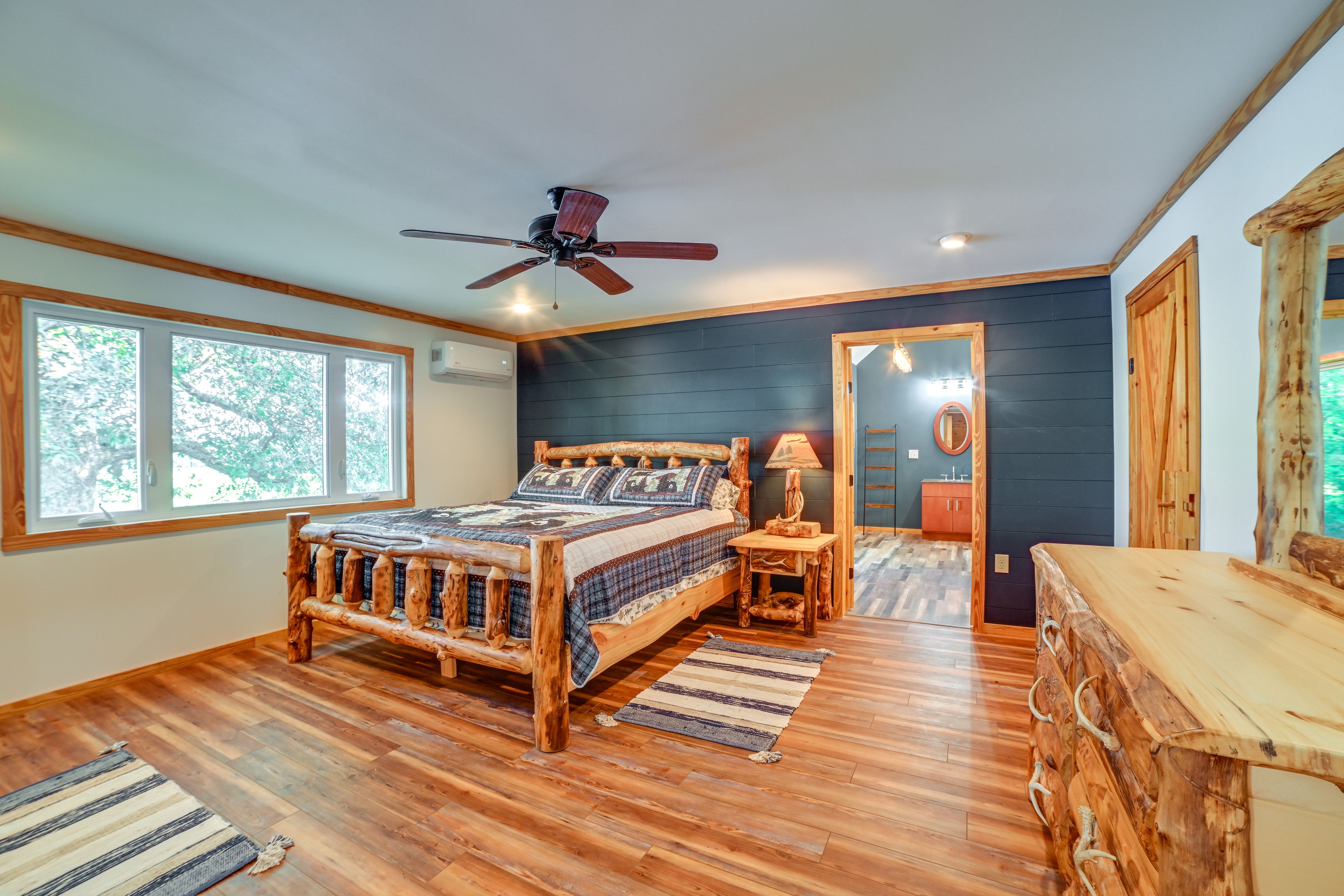 Bedroom | King Bed | Linens Provided