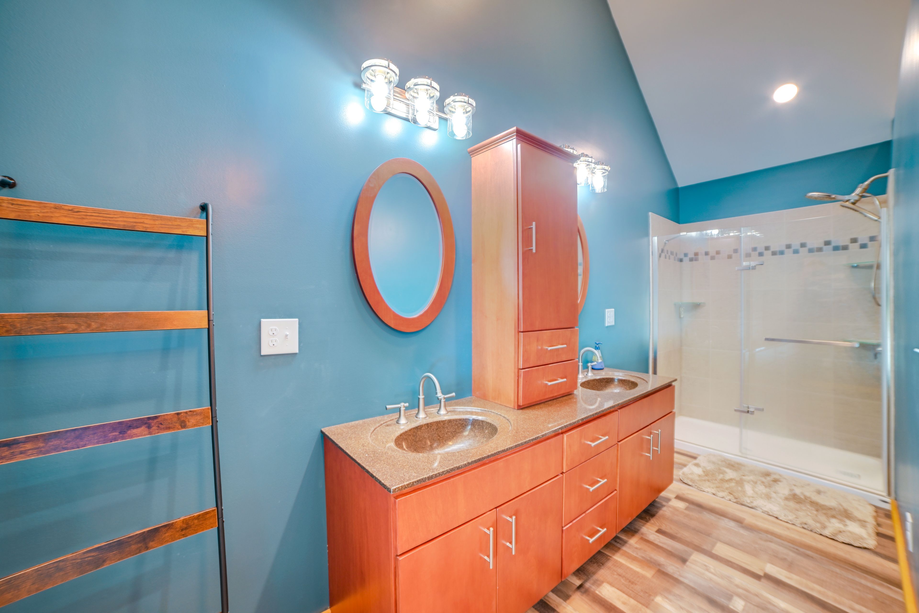 Full Bathroom | Towels Provided