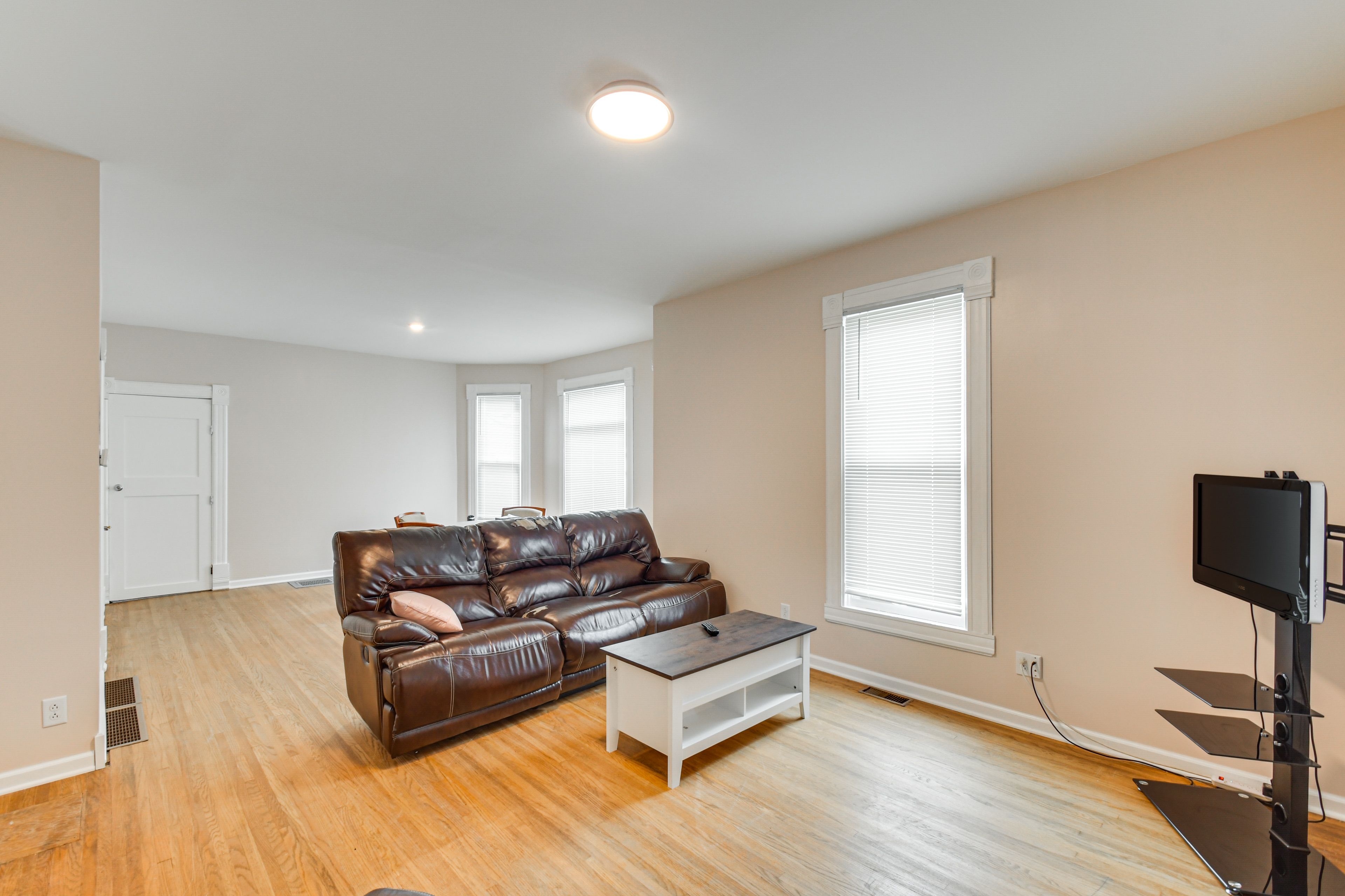 Living Room | Queen Sleeper Sofa