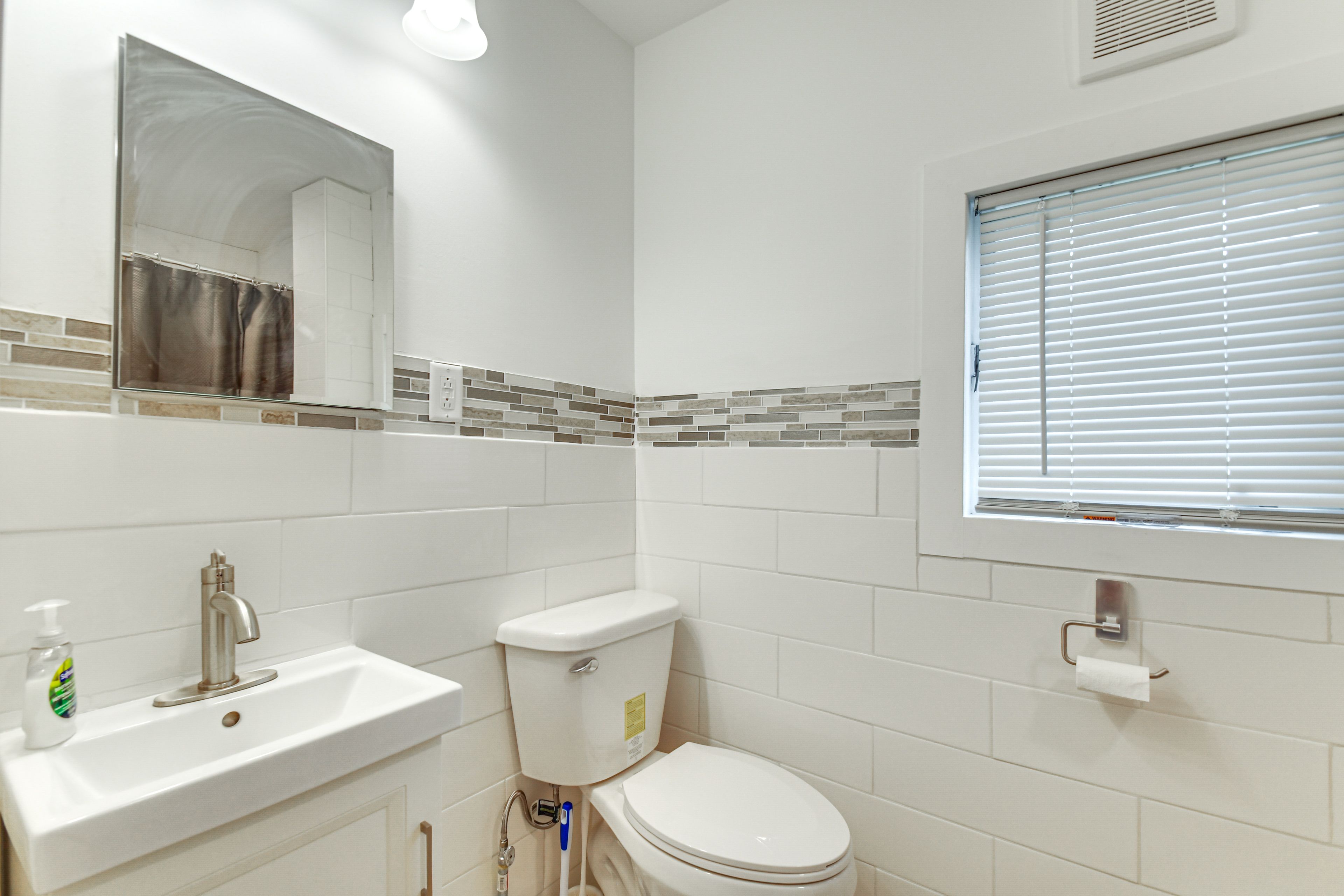 Full Bathroom | Towels Provided