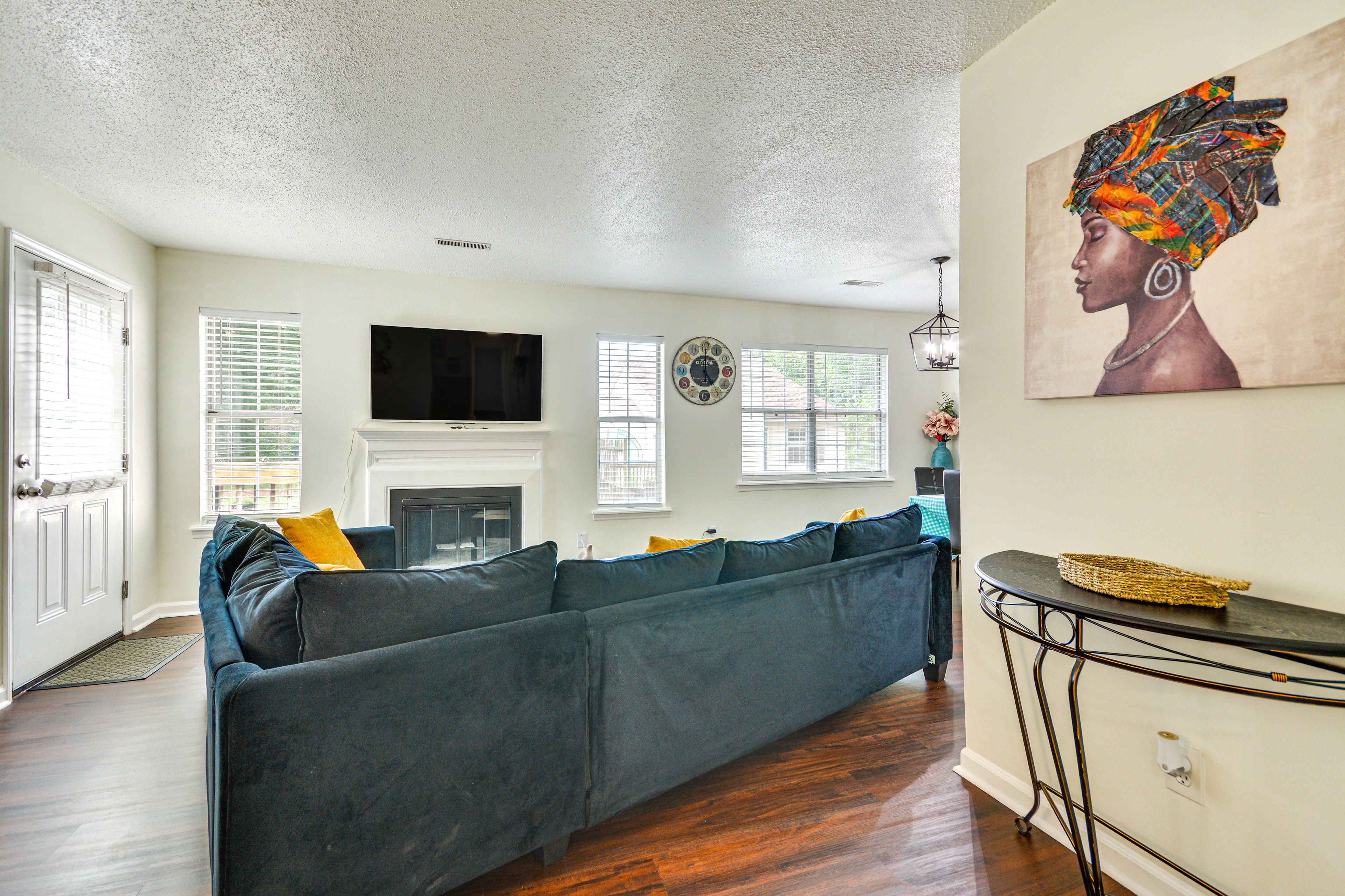 Living Room | Smart TV | Free WiFi | Central A/C & Heating