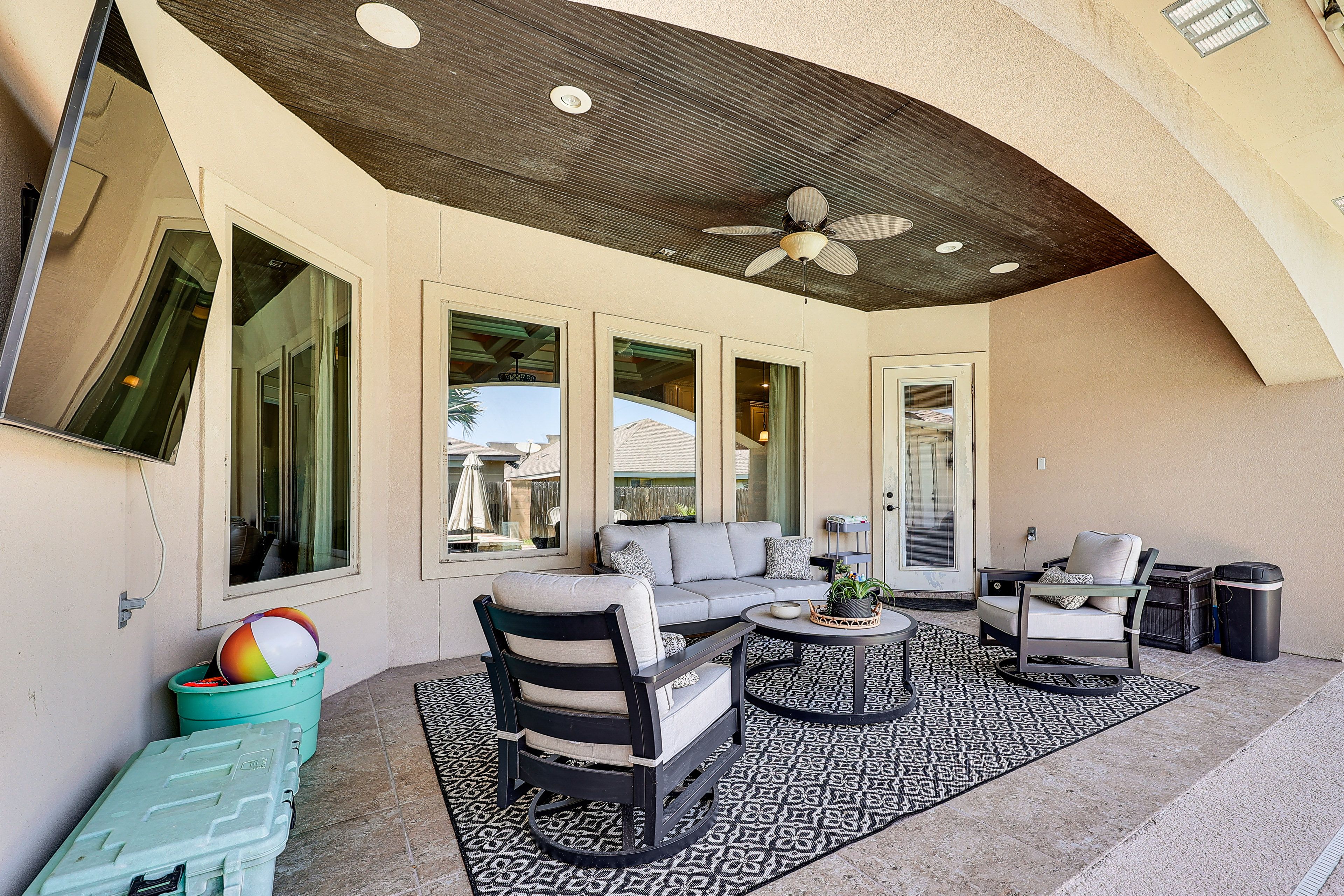 Covered Patio | Smart TV