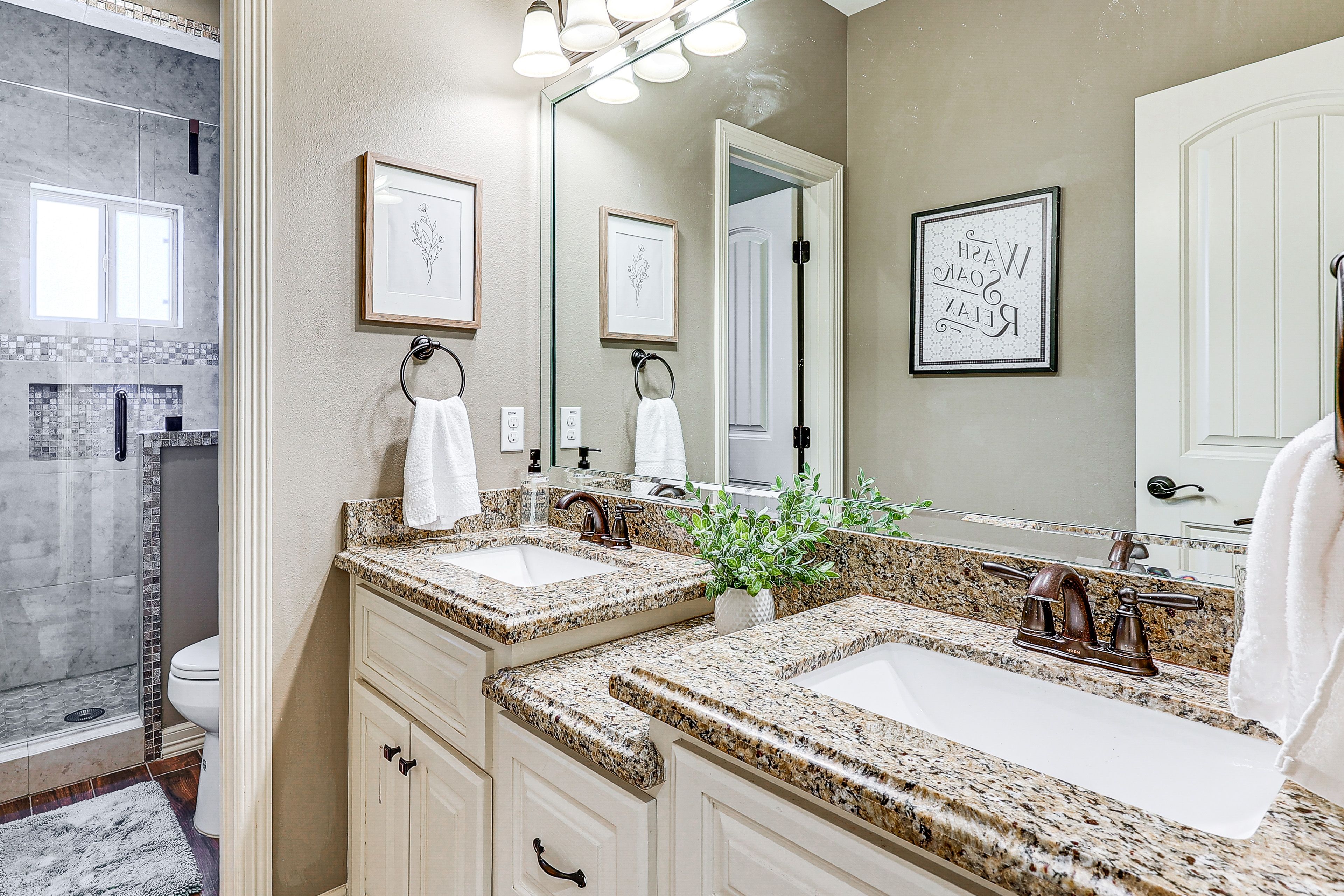 Full Bathroom | 2nd Floor | Complimentary Toiletries