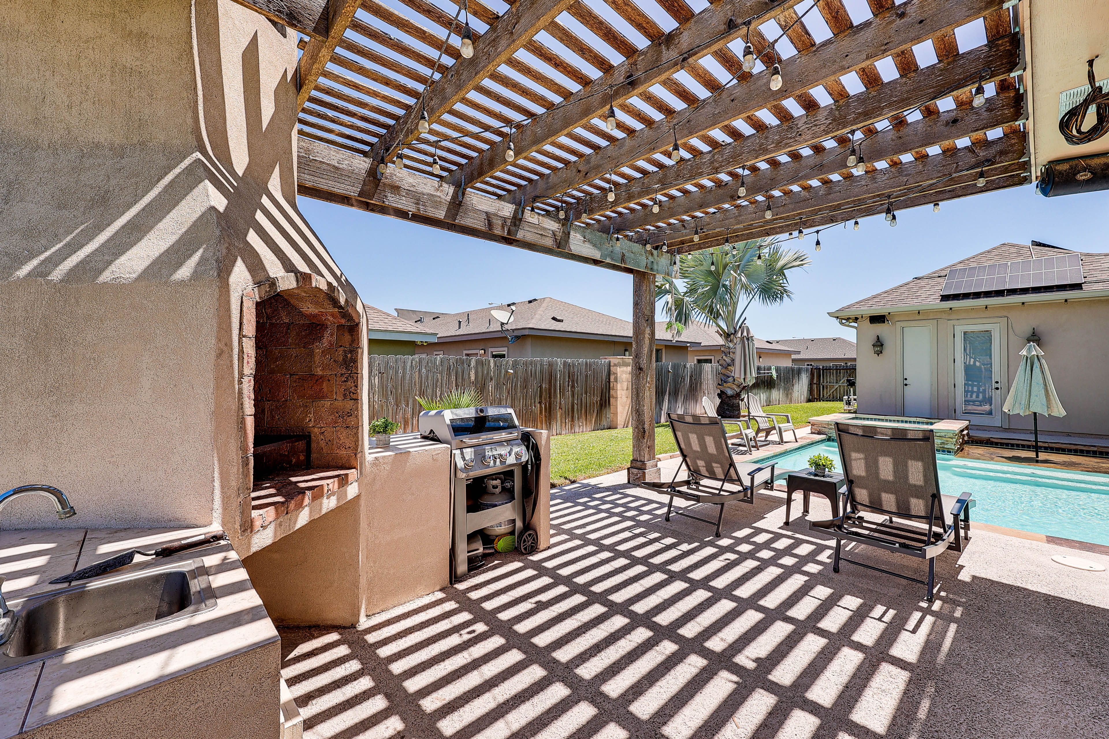 Pergola | Wood-Burning Oven | Gas Grill