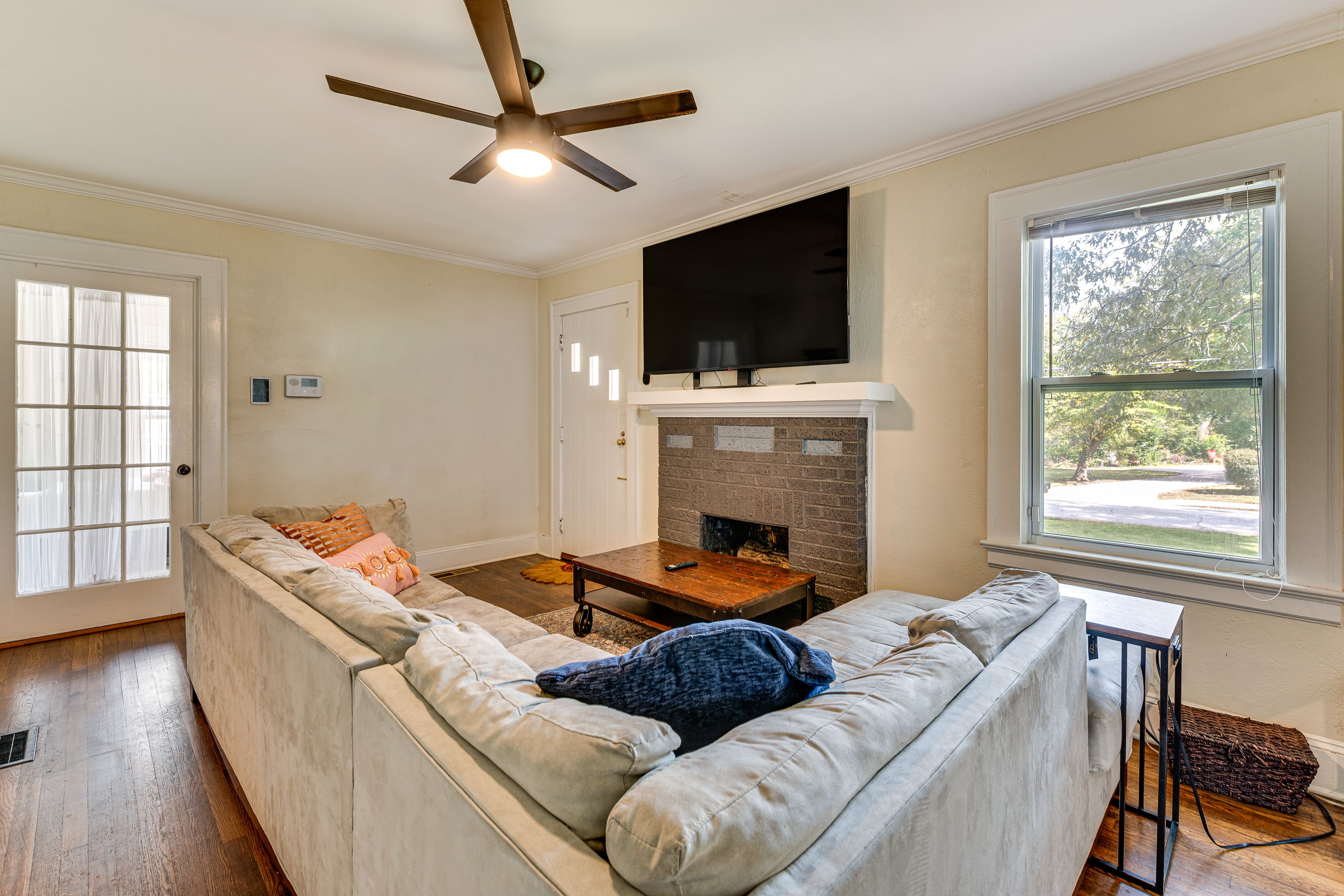 Living Area | Smart TV | Board Games